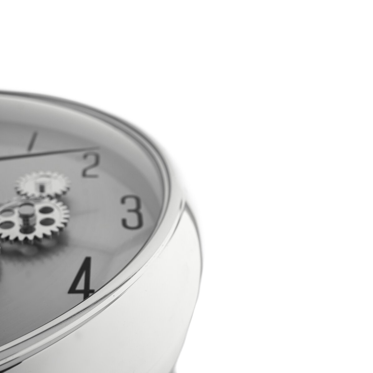 Nahaufnahme einer silbernen Uhr mit den Zahlen 2, 3 und 4. Die Zahnräder sind sichtbar. Weißer Hintergrund.