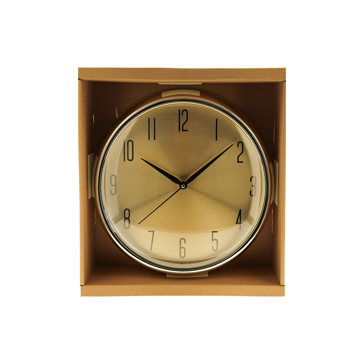 Eine goldfarbene Uhr in einem Pappkarton. Die Uhr hat schwarze Zeiger und Ziffern. Der Hintergrund ist weiß.