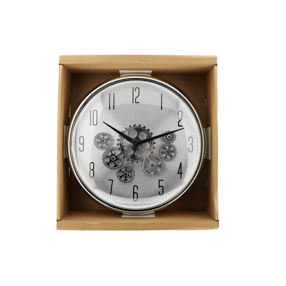 Eine Uhr mit sichtbaren Zahnrädern befindet sich in einem Karton. Die Uhr hat ein silbernes Zifferblatt und schwarze Zeiger, Zahlen und Zahnräder.