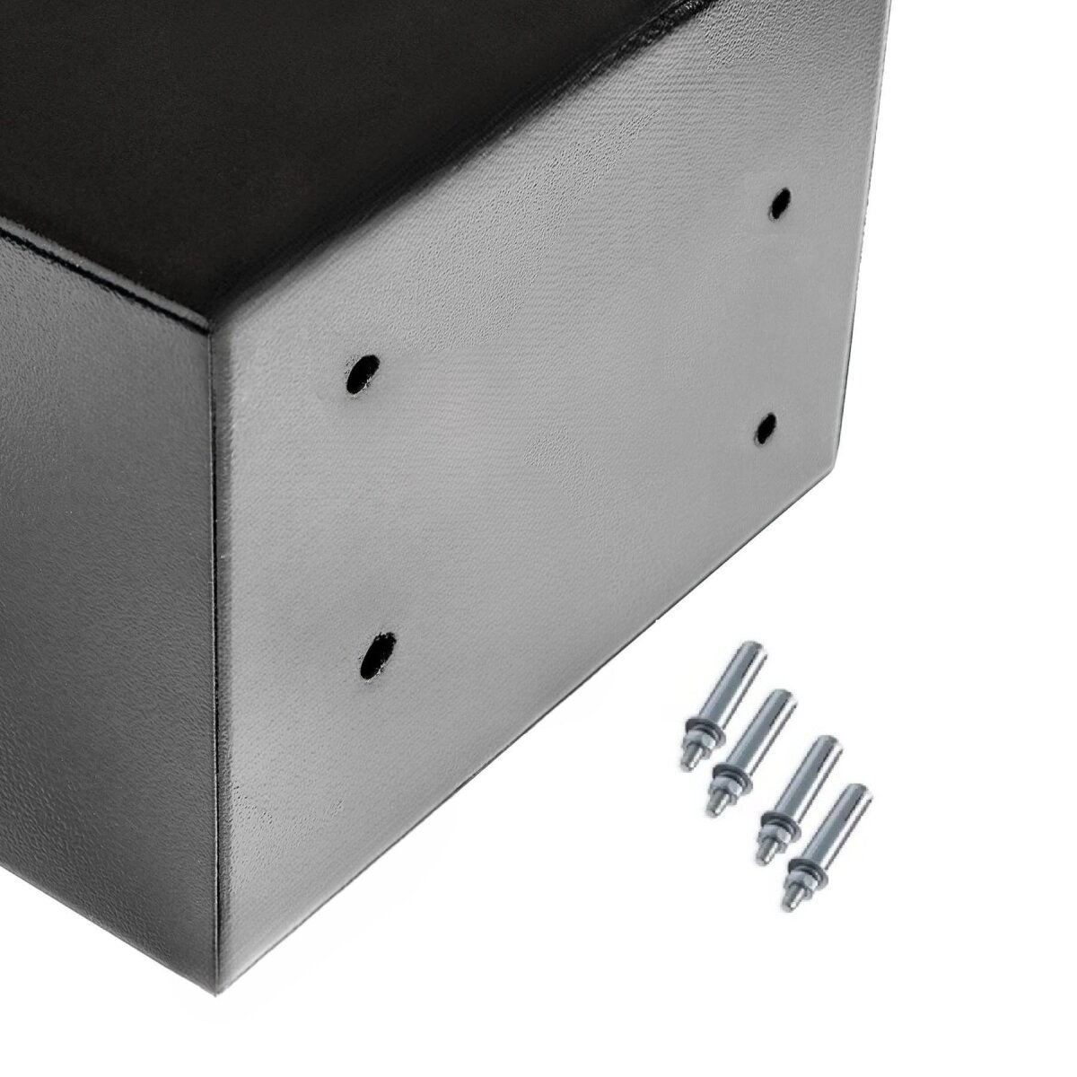 Nahaufnahme einer schwarzen Metallbox mit vier Schraubenlöchern und vier silbernen Schrauben. Der Hintergrund ist weiß.