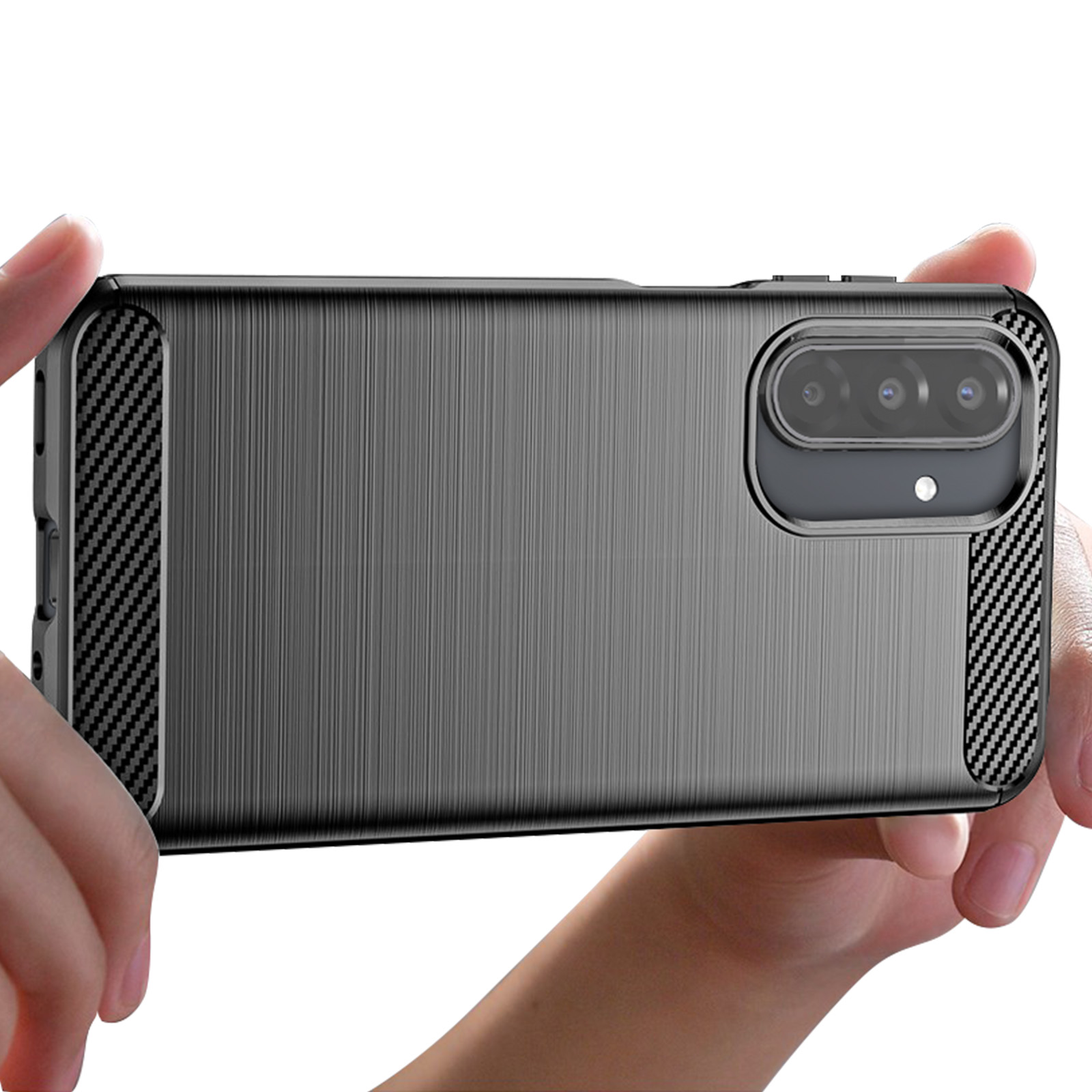 Een telefoonhoes wordt door twee handen vastgehouden. De hoes is grijs met koolstofvezel accenten en een cameramodule.