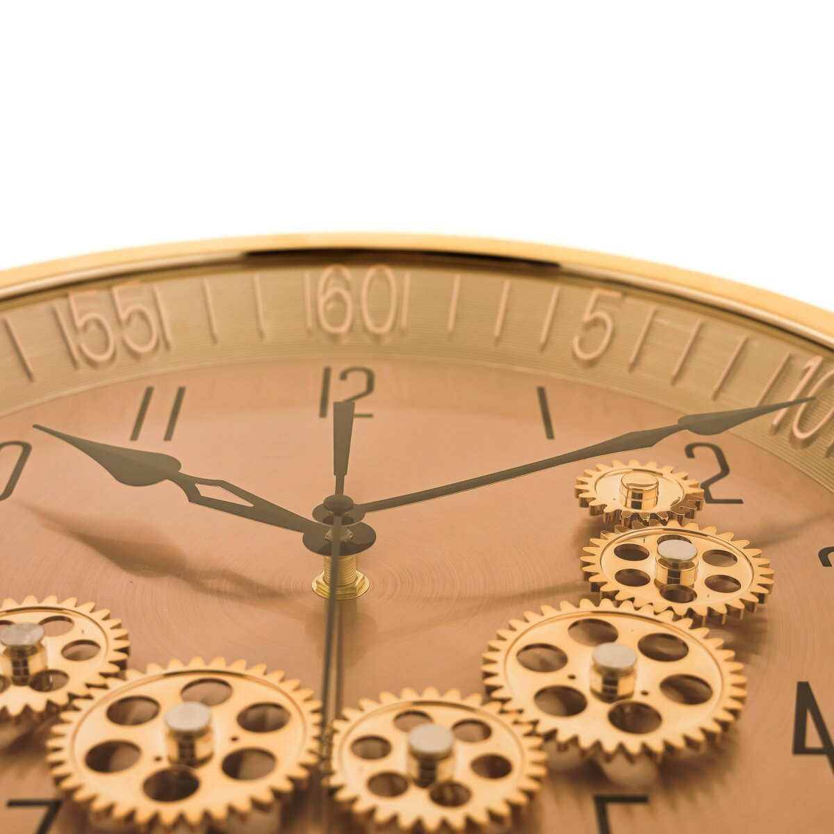 Nahaufnahme einer Uhr mit Zahnrädern. Das Zifferblatt ist kupferfarben mit schwarzen Zeigern und goldenen Zahnrädern. Der Hintergrund ist weiß.