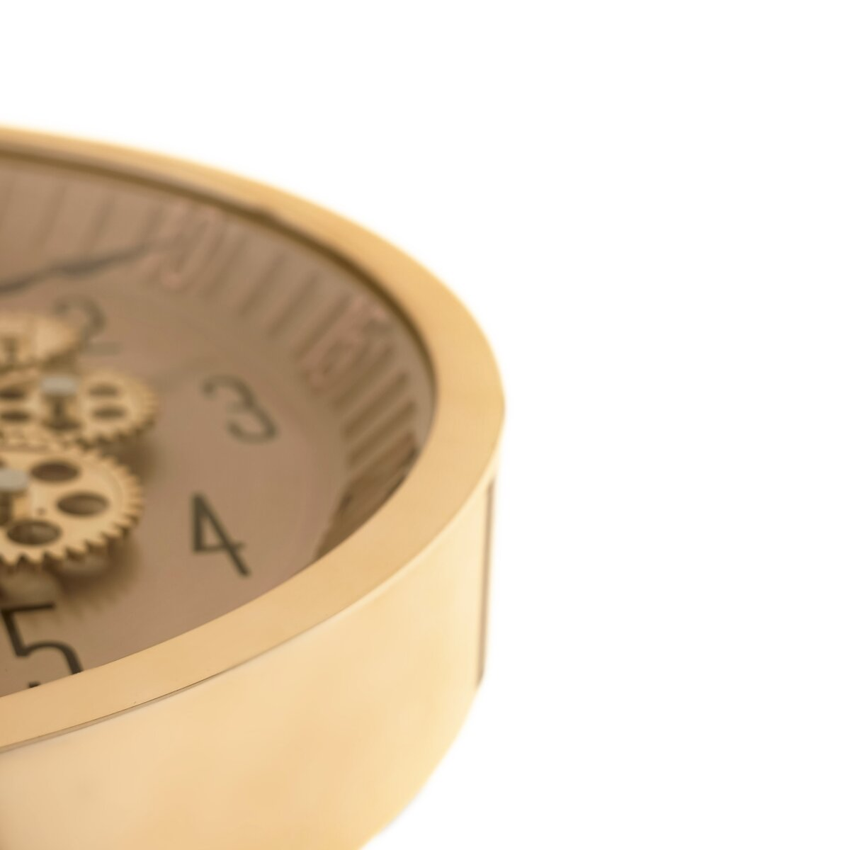 Nahaufnahme einer goldenen Uhr. Die Zahlen 3, 4 und 5 sind sichtbar. Die Zahnräder der Uhr sind sichtbar. Weißer Hintergrund.