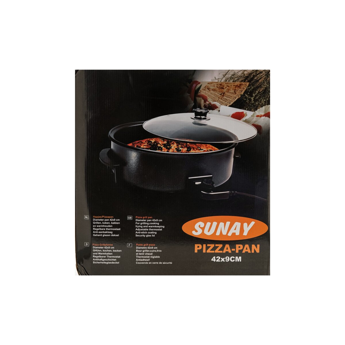 Een pizzapan met pizza en glazen deksel. Tekst op de doos: 'SUNAY PIZZA-PAN 42x9CM'.