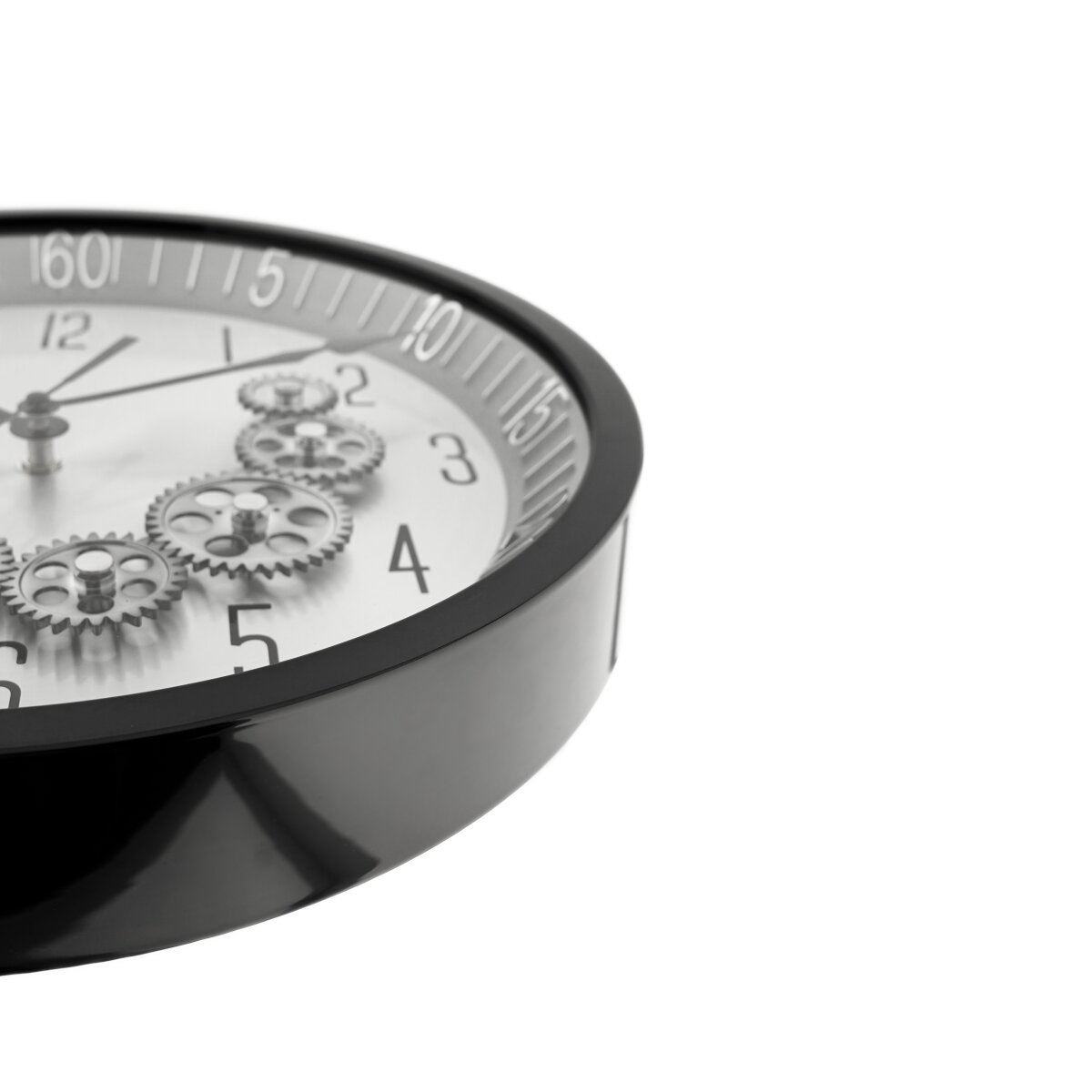 Nahaufnahme einer Uhr mit Zahnrädern und Zahlen. Die Uhr ist schwarz mit silbernem Zifferblatt. Die Zeiger zeigen auf 12 und 5.