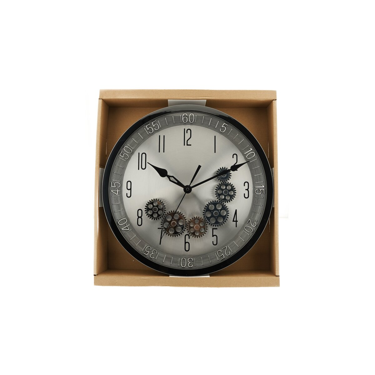 Eine Uhr mit silbernem Zifferblatt, schwarzen Zeigern und Zahnrad-Designs. Sie befindet sich in einem Pappkarton vor weißem Hintergrund.