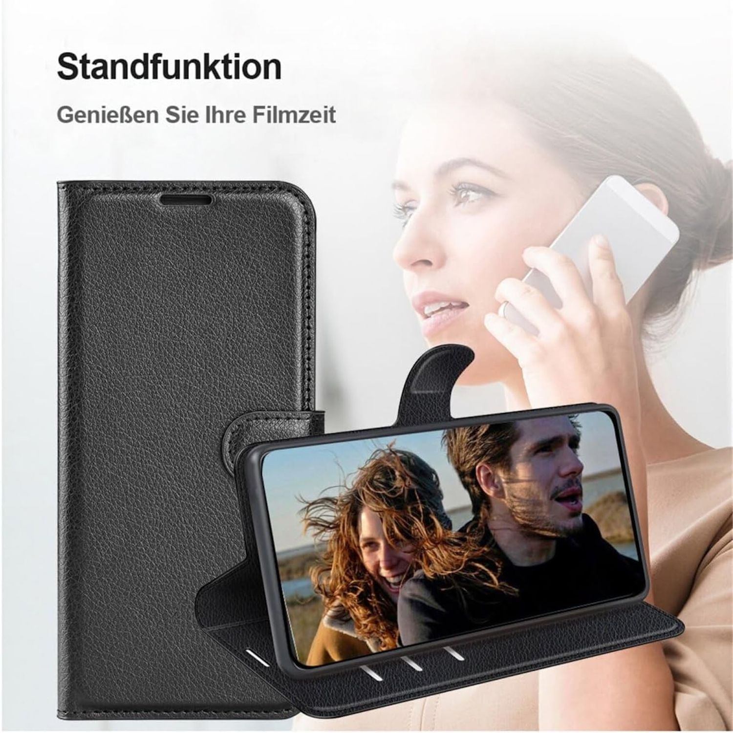 Eine Frau hält ein Telefon neben einer Handyhülle mit einem Telefon, das ein Video eines Mannes und einer Frau zeigt.
