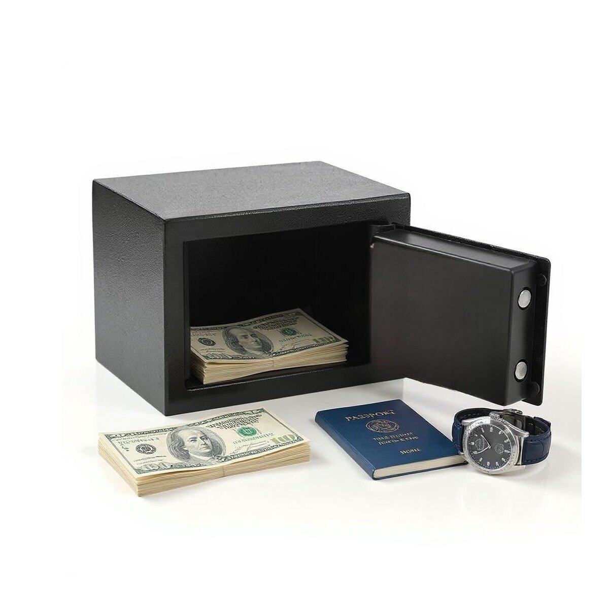 Offener Tresor mit Geld. Ein Stapel Geldscheine, ein Reisepass und eine Uhr daneben. Alles auf weißem Hintergrund.