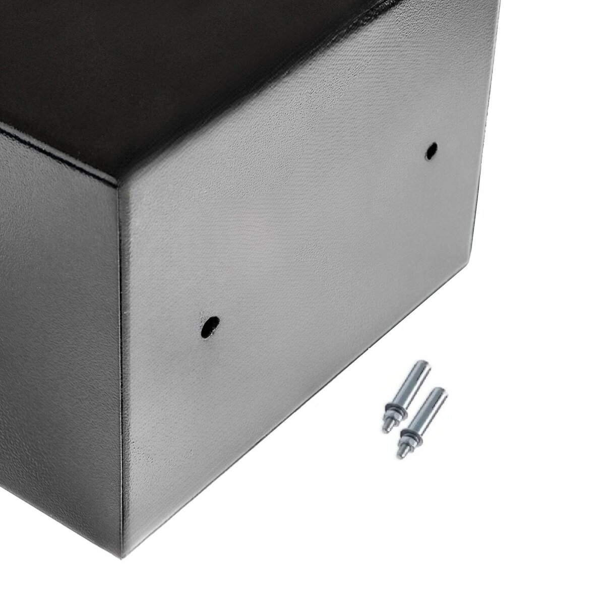 Nahaufnahme einer schwarzen Metallbox mit zwei Löchern und zwei silbernen Schrauben. Die Box hat eine strukturierte Oberfläche.