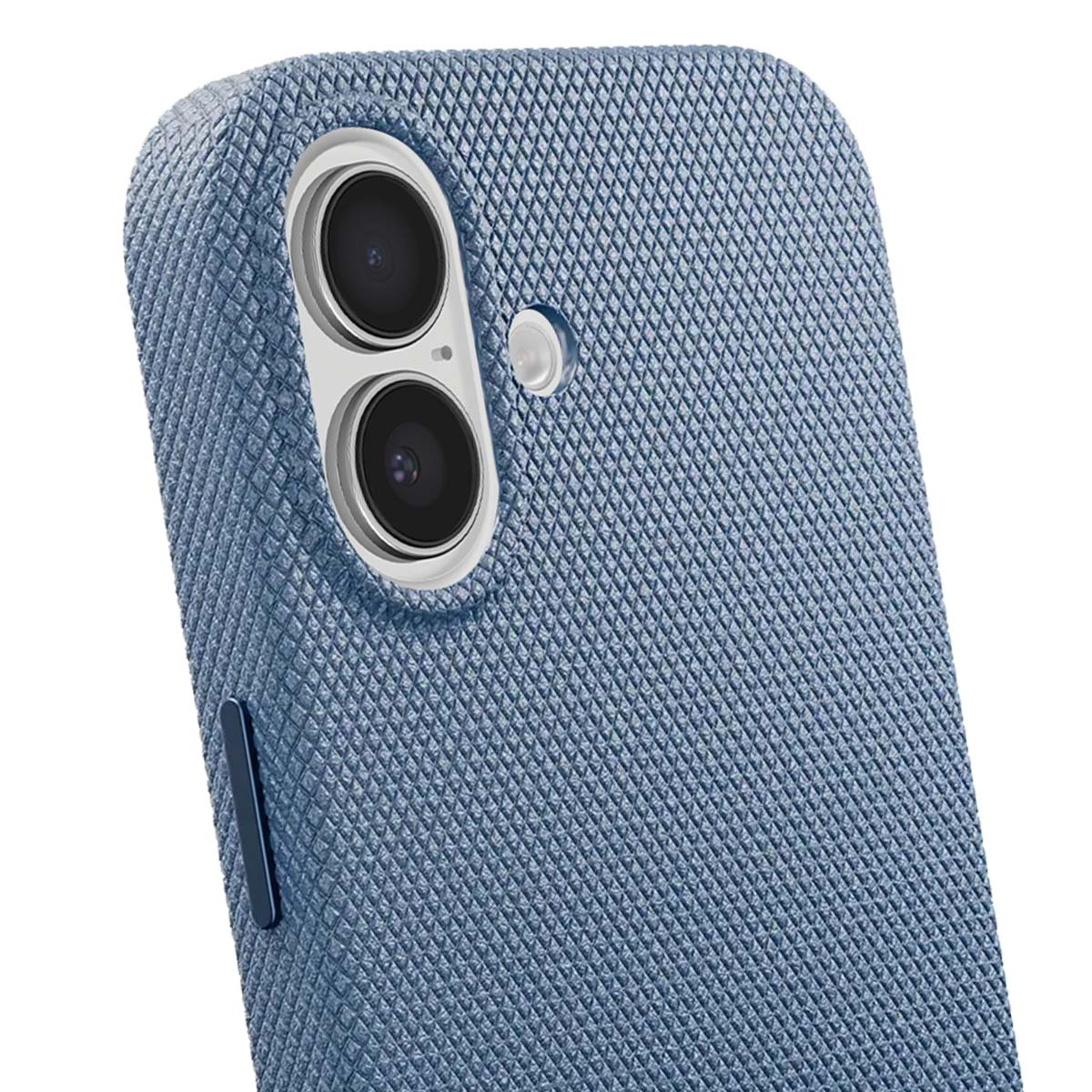 Primo piano di una custodia blu per telefono con superficie strutturata. Due obiettivi della fotocamera sono visibili con un flash. La custodia ha un pulsante laterale.