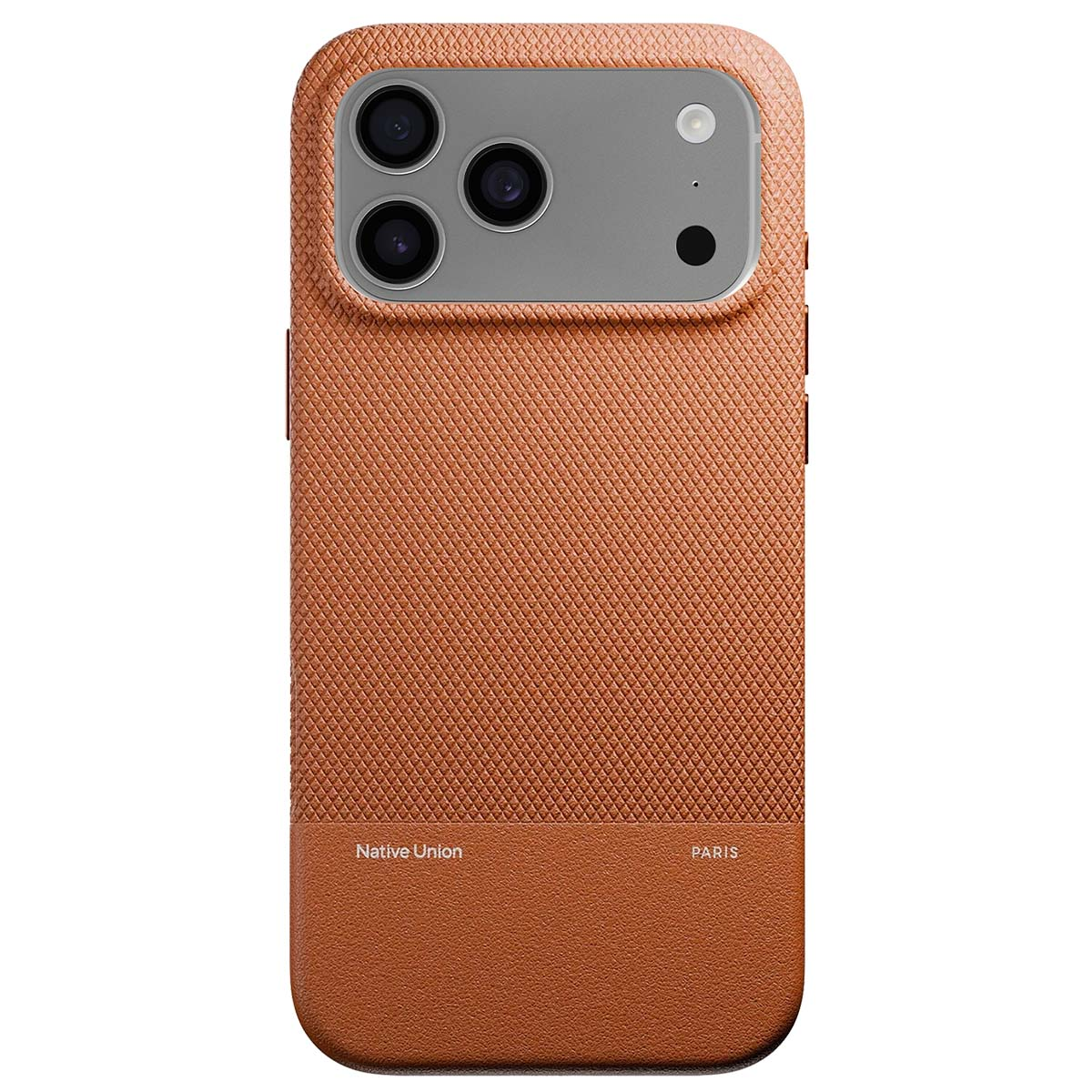 Una custodia per telefono marrone con superficie strutturata, tre obiettivi e un'area argentata per la fotocamera. La parte inferiore ha il marchio.