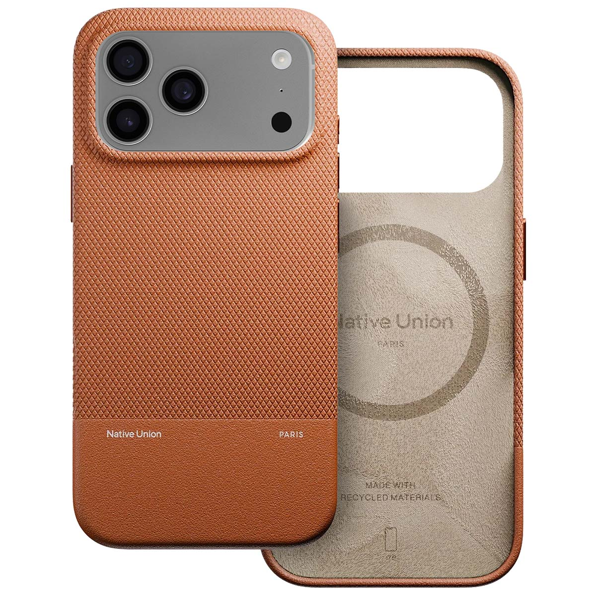 Una custodia per telefono color terracotta, con superficie strutturata. L'interno è beige, con il marchio Native Union.