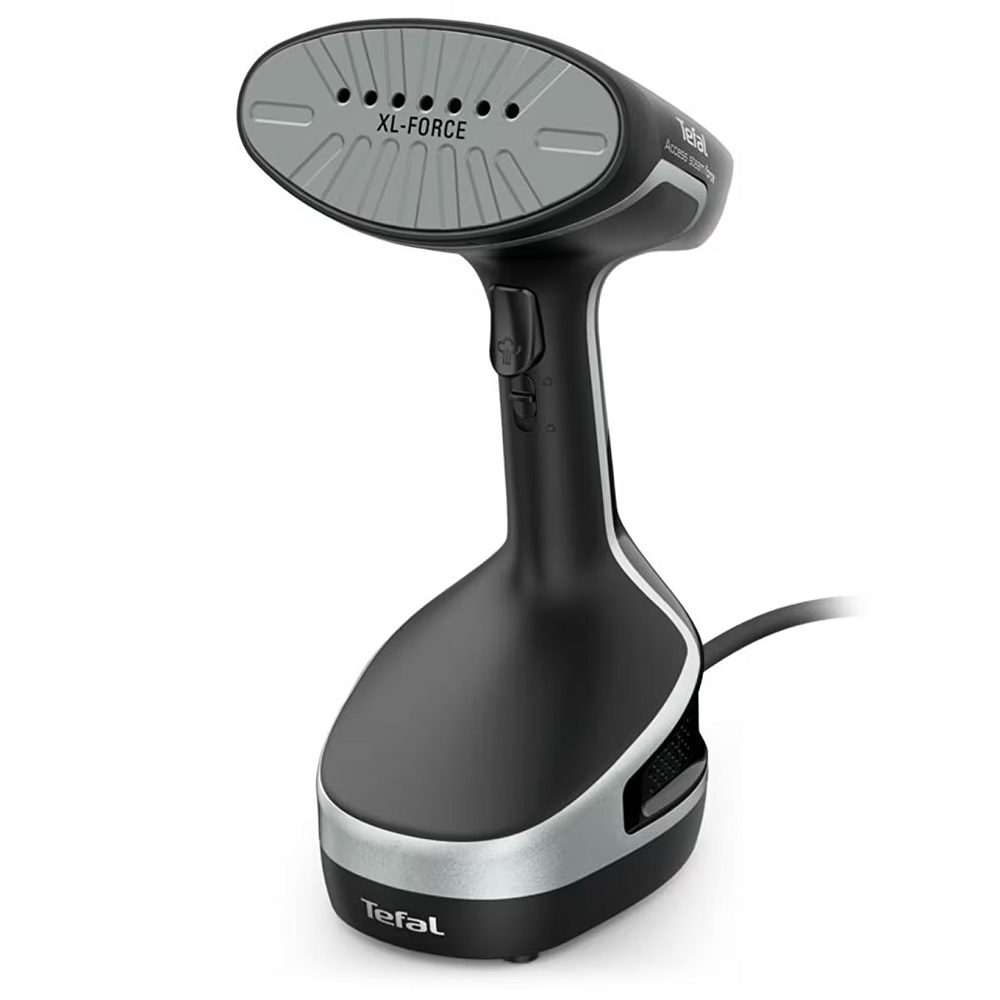 Siyah ve gümüş renkli bir Tefal el tipi giysi buharlayıcısı. XL-FORCE yazılı gri bir buhar başlığına sahip. Bir güç kablosu takılı.