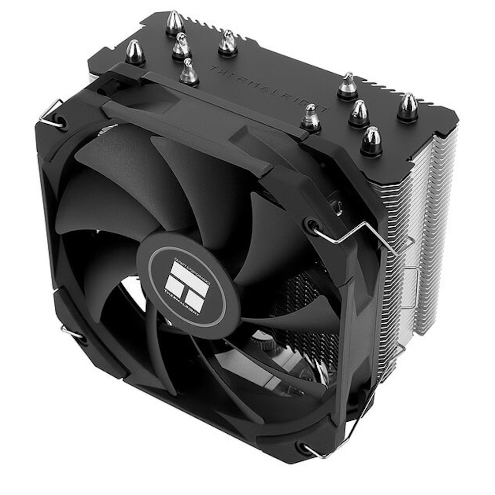Siyah bir CPU soğutucusu ve fanı. Soğutucuda kanatçıklar ve ısı boruları var. Fanda kavisli kanatlar ve ortada bir logo bulunuyor.