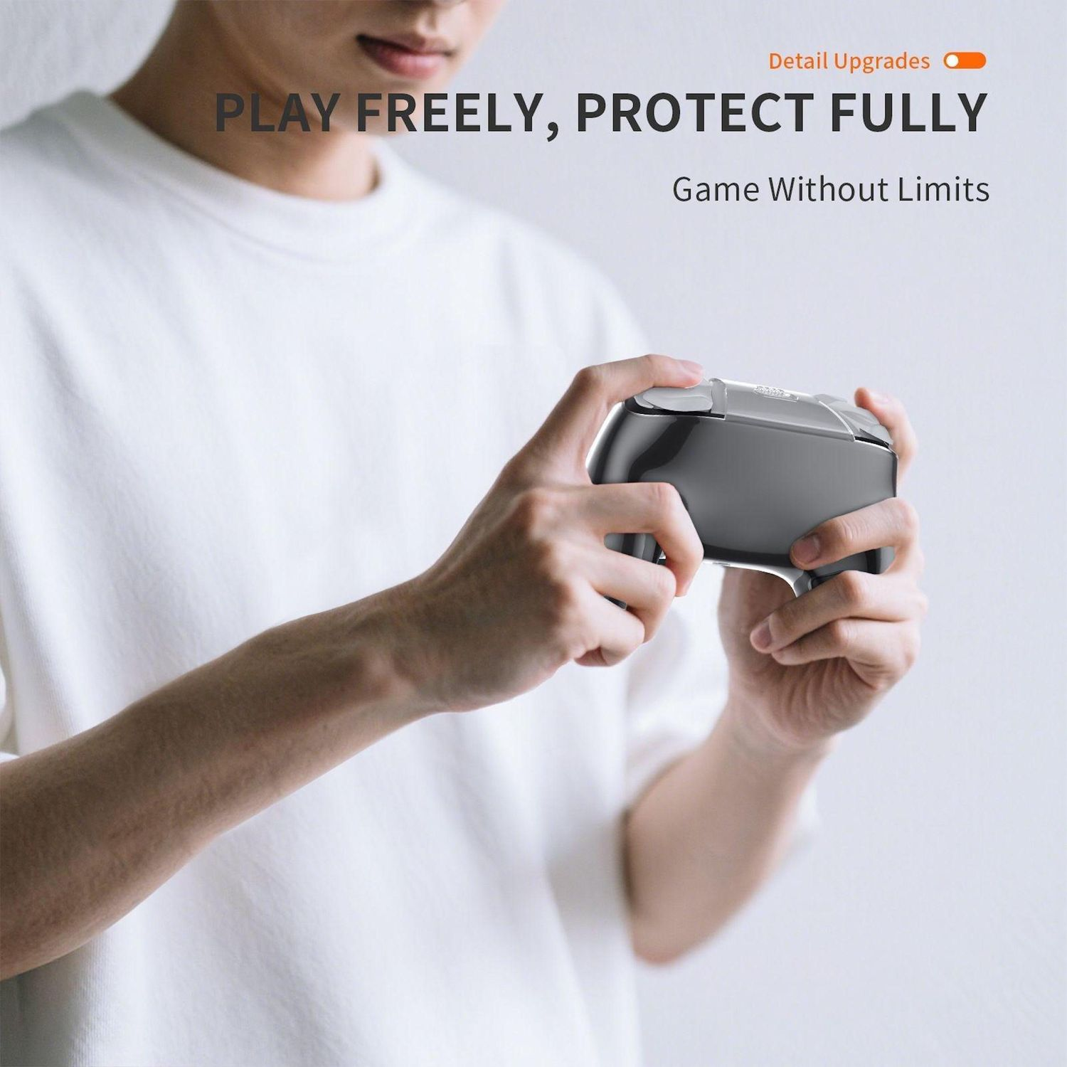 Una persona sostiene un mando de juego negro y gris, jugando. El texto dice 'JUEGA LIBREMENTE, PROTEGE COMPLETAMENTE, Juego sin límites'.