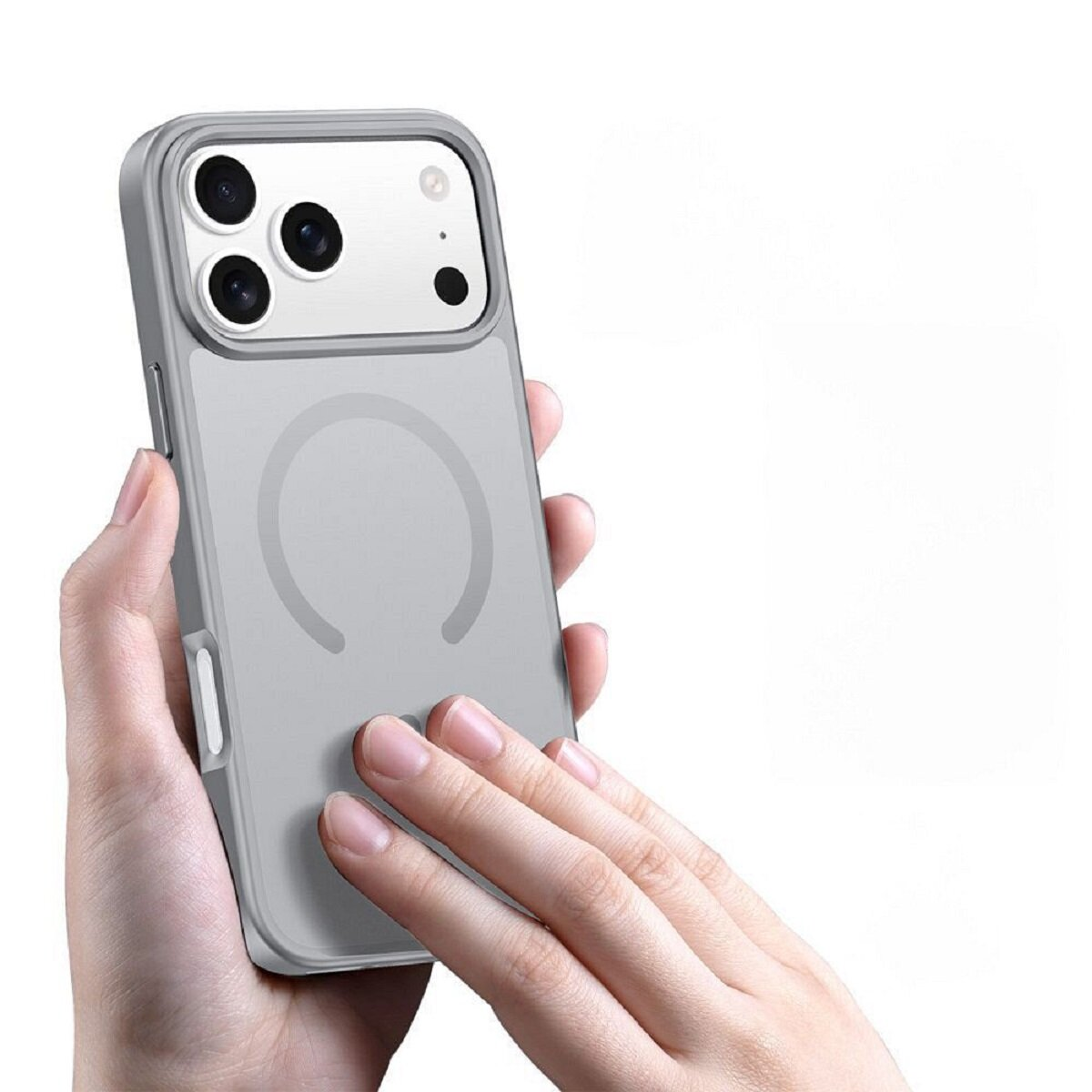 Eine Hand hält eine graue Handyhülle mit einem Telefon darin. Die Hülle hat ein kreisförmiges Design auf der Rückseite. Der Hintergrund ist weiß.