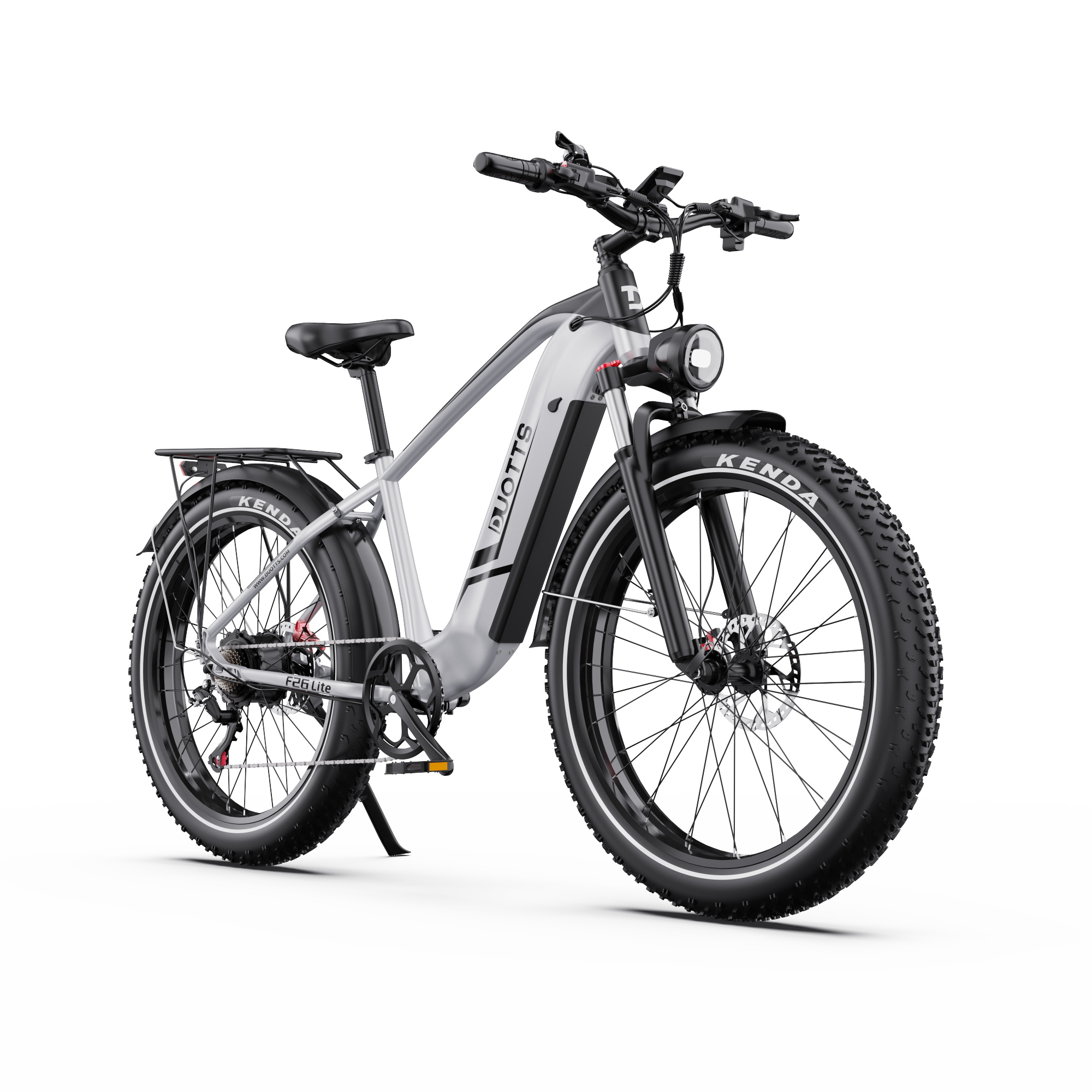 Bicicletta elettrica argento e nera su sfondo bianco. Presenta pneumatici larghi, luce anteriore e portapacchi posteriore.