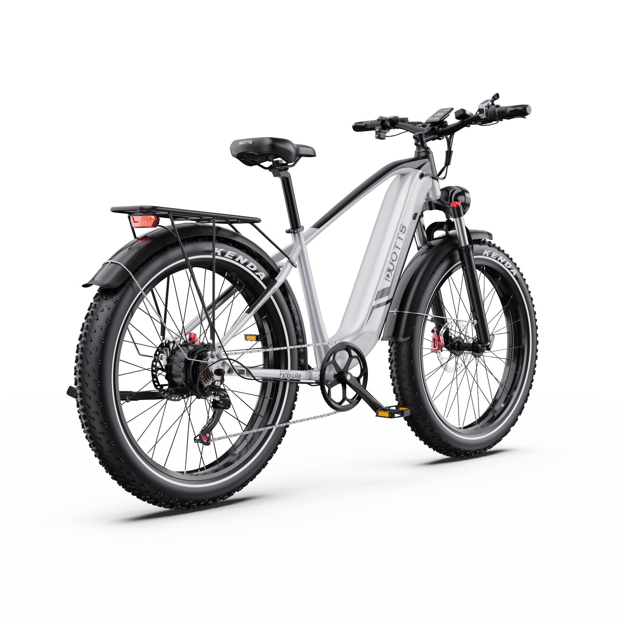 Una bicicletta elettrica argento e nera su sfondo bianco. La bici ha pneumatici larghi e un portapacchi.