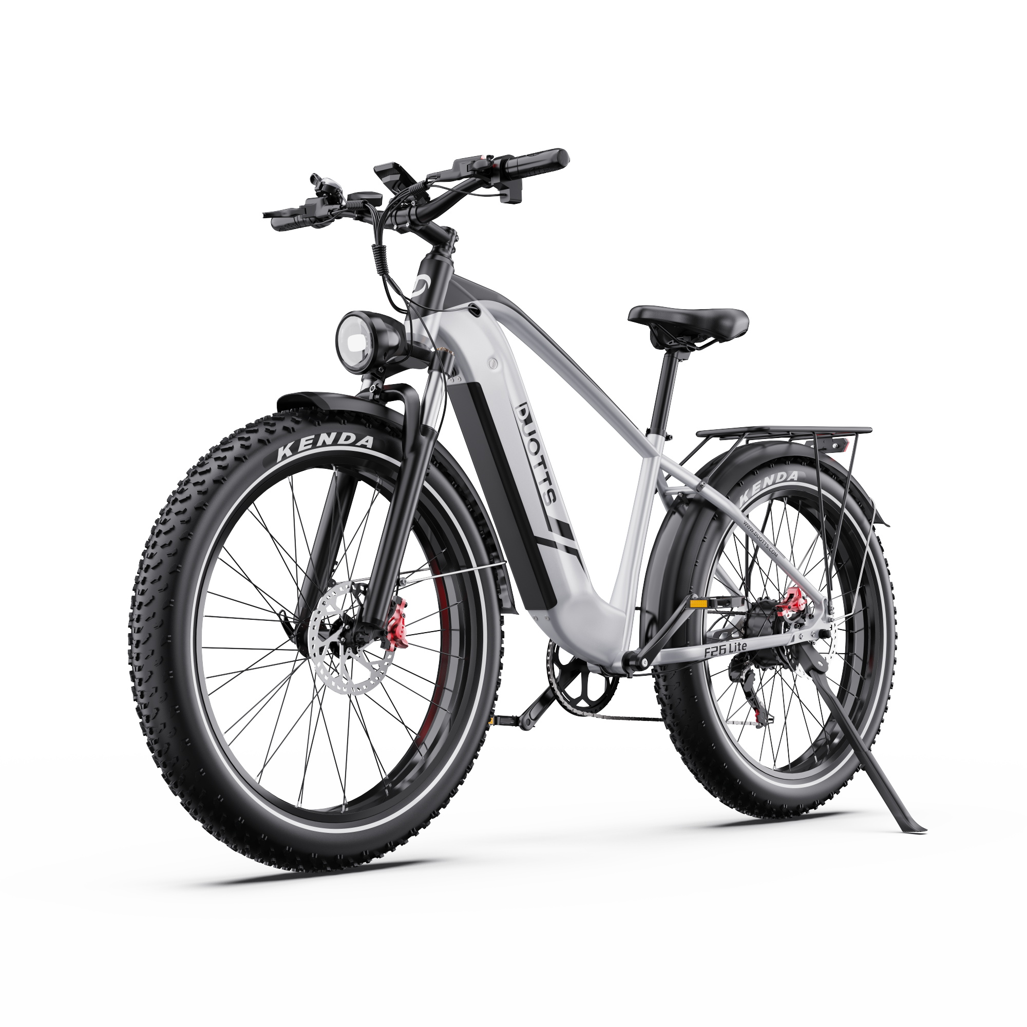 Una bicicletta elettrica bianca e nera con pneumatici larghi, un faro e un portapacchi posteriore, isolata su sfondo bianco.