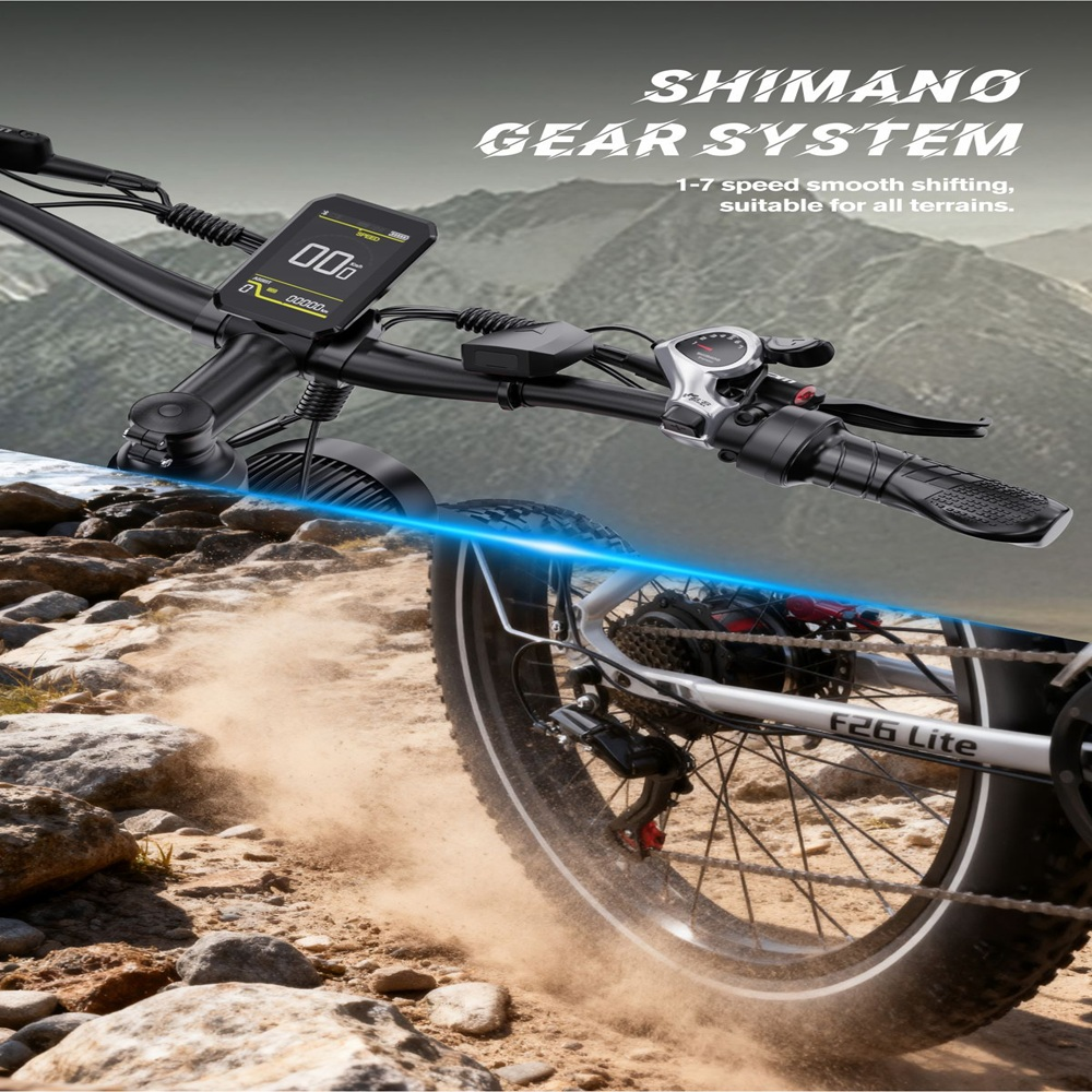 Una bicicletta elettrica su un sentiero roccioso. Il manubrio e il display digitale sono a fuoco. Il sistema di ingranaggi Shimano è pubblicizzato.