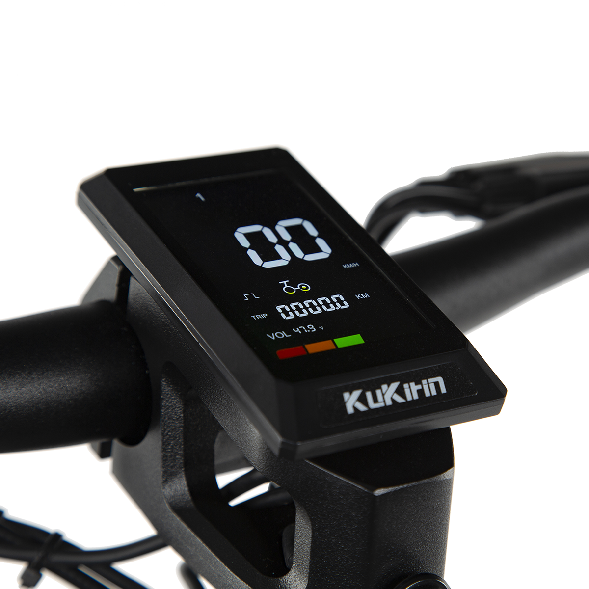 Zbliżenie czarnego wyświetlacza skutera elektrycznego pokazującego prędkość 00, dystans i poziom naładowania baterii. Marka to Kukirin.