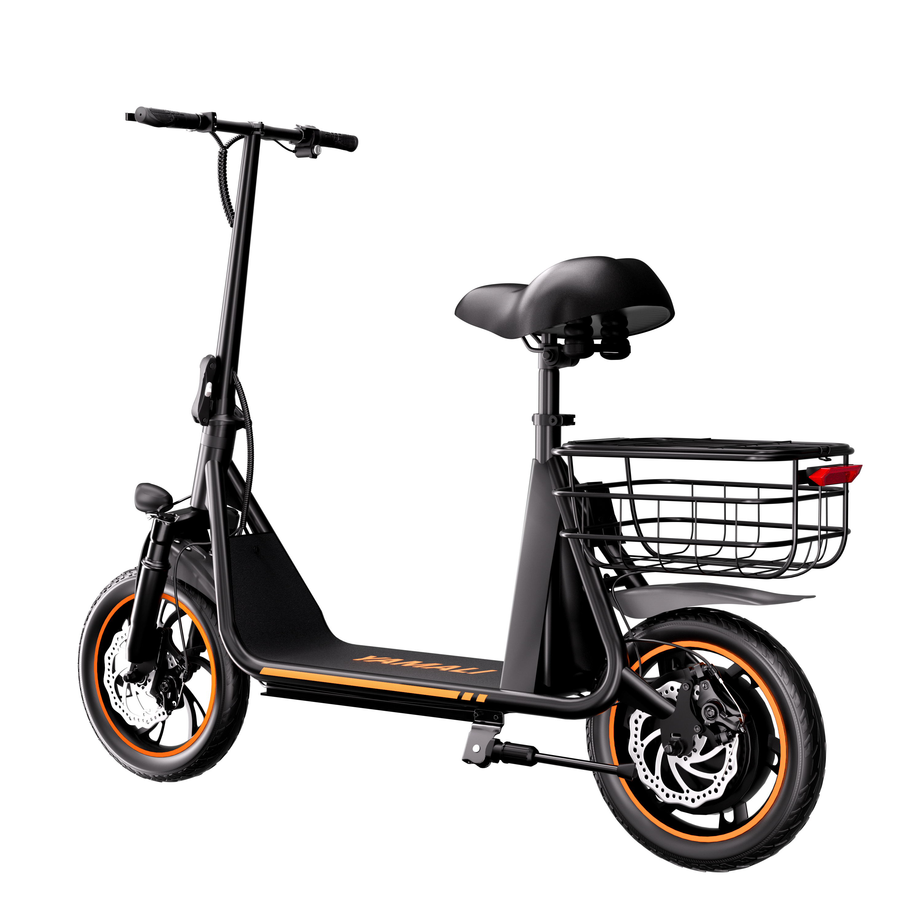 Czarna hulajnoga elektryczna z pomarańczowymi akcentami. Ma siedzenie, koszyk i światło z tyłu. Na białym tle.