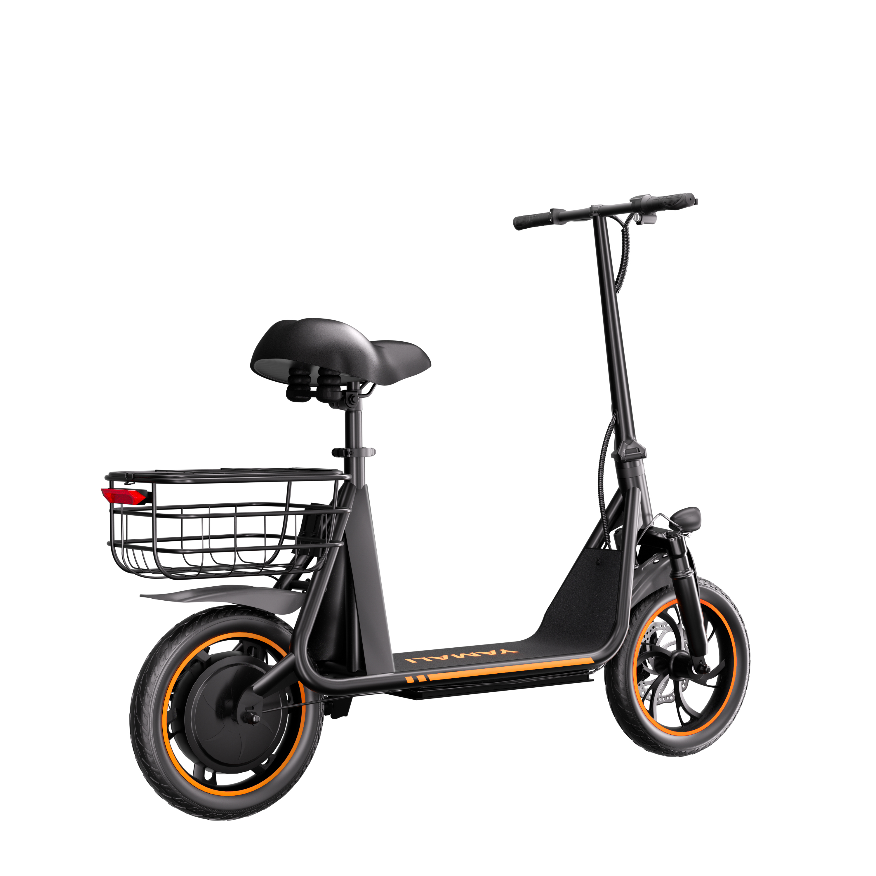 Czarny skuter elektryczny z pomarańczowymi akcentami. Posiada siedzenie, kosz i reflektor. Na białym tle.