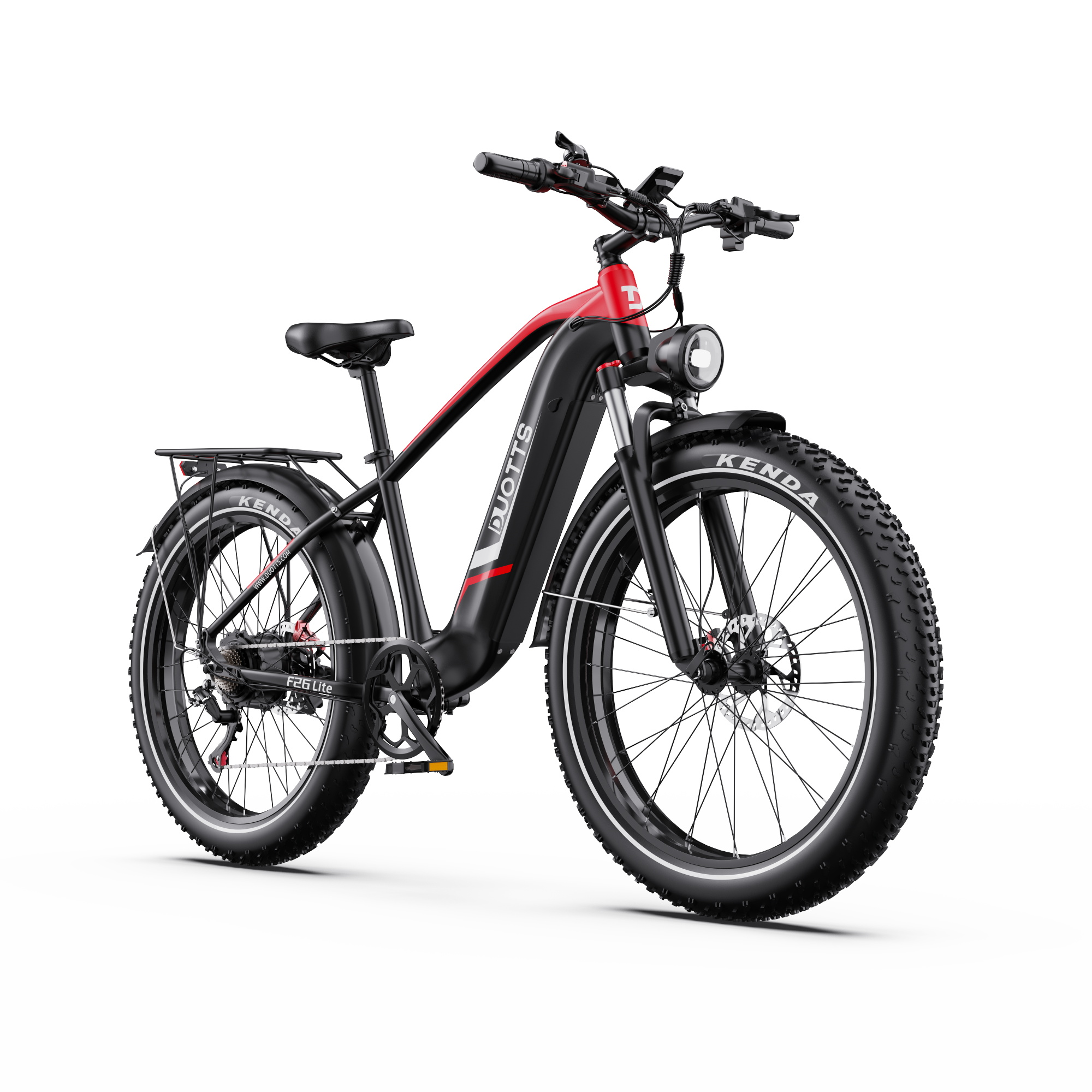 Una bicicletta elettrica nera e rossa con pneumatici spessi, faro e portapacchi. La bici è su sfondo bianco.