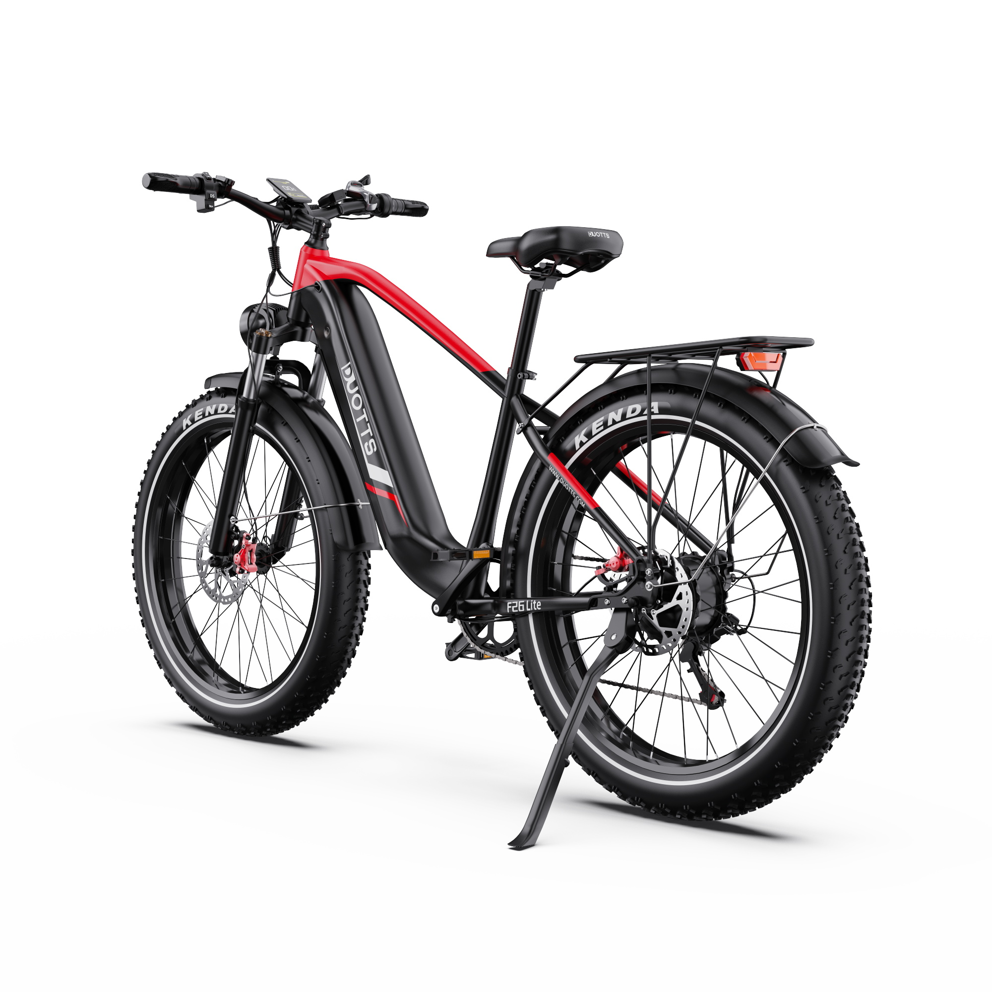 Schwarzes und rotes Elektrofahrrad auf weißem Grund. Merkmale sind große Reifen, ein Gepäckträger und ein Ständer.