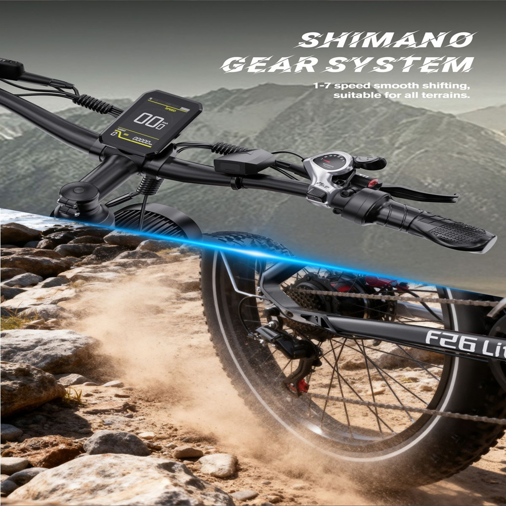 Una bicicletta elettrica è mostrata su un sentiero roccioso. La bici ha un display che mostra la velocità e i dettagli del sistema di ingranaggi Shimano, con sfondo montuoso.