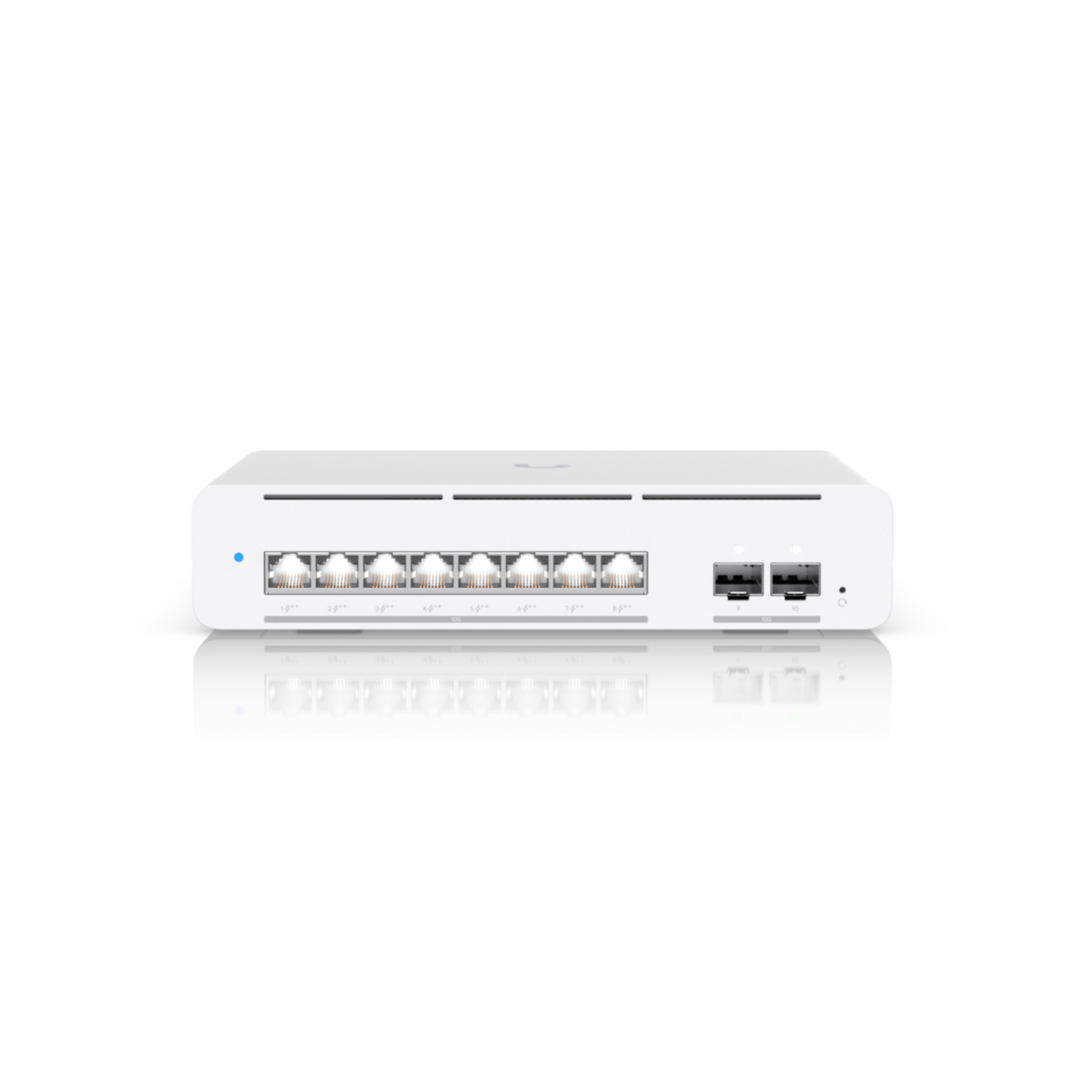 Switch de red blanco con múltiples puertos y luces. Está sobre un fondo blanco.