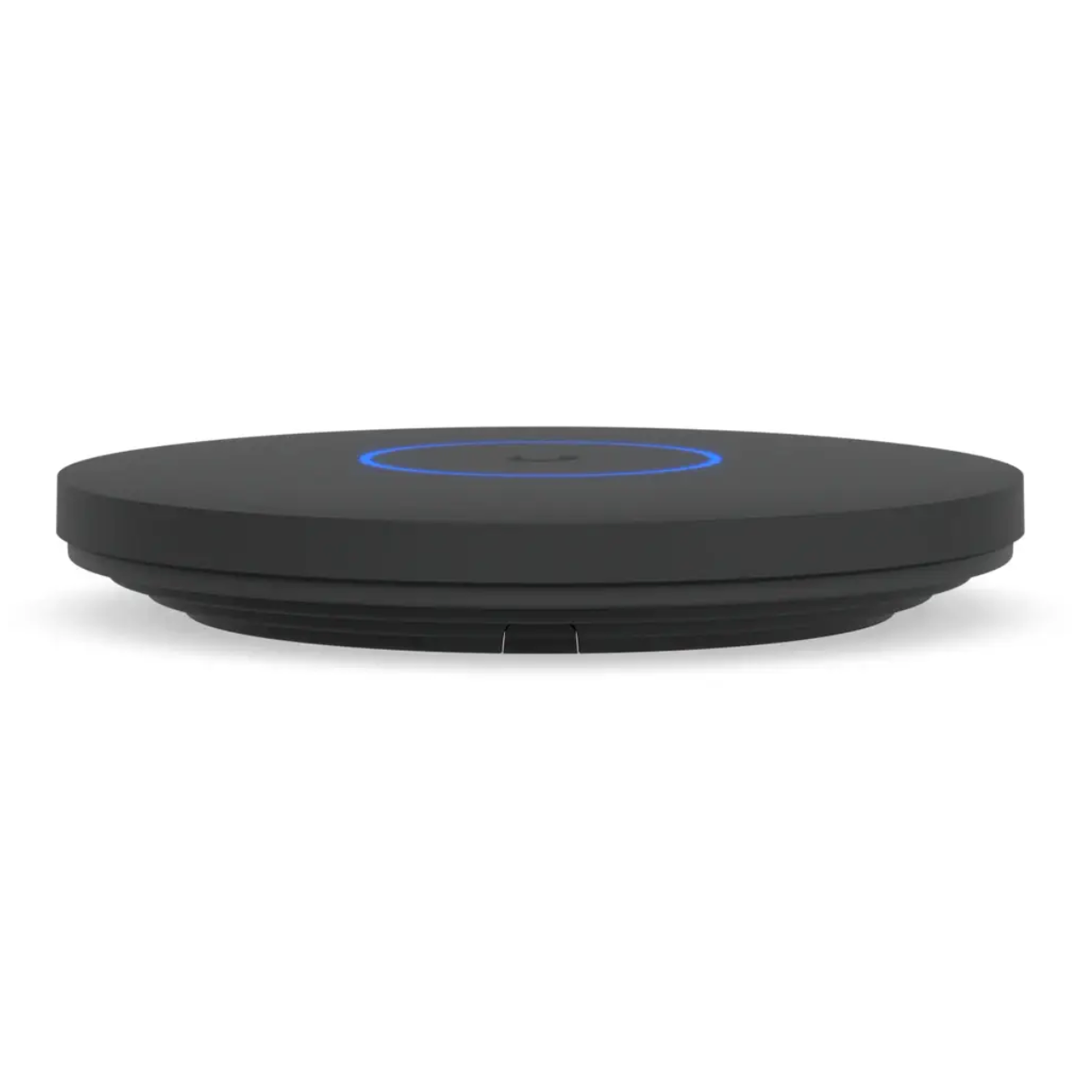 Un caricatore wireless nero e circolare. Ha un anello di luce blu in alto. Lo sfondo è bianco.