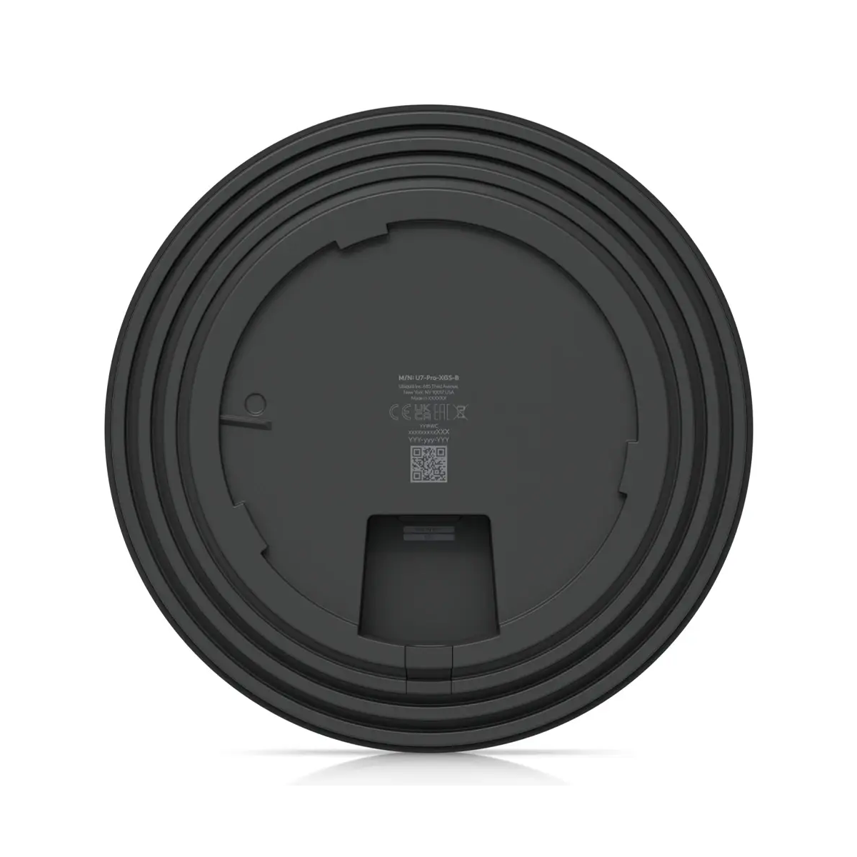 Dispositivo elettronico nero, rotondo, vista inferiore. Ha cerchi concentrici e una sezione rettangolare. Testo e codice QR visibili.