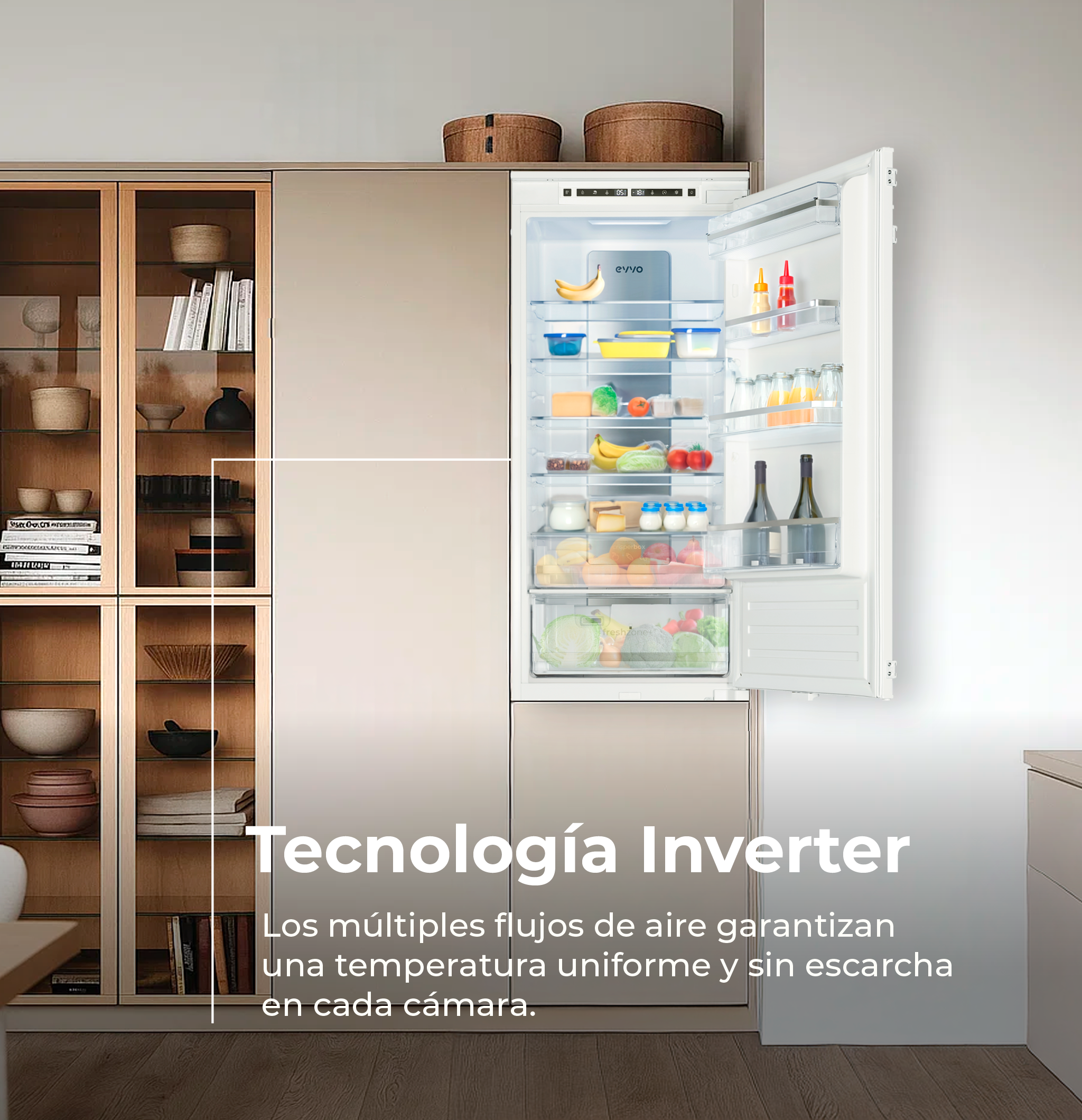 Cocina moderna con refrigerador abierto, mostrando comida. Gabinetes y texto en primer plano.
