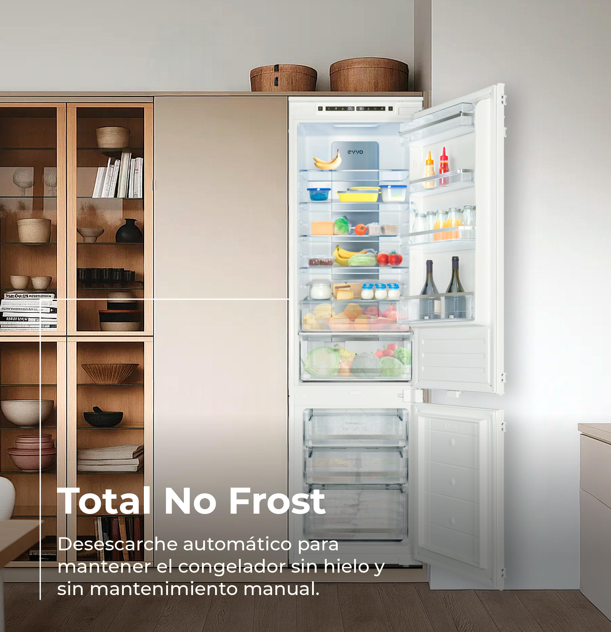 Refrigerador abierto con alimentos, incluyendo frutas, verduras y condimentos.  Armarios de madera a la izquierda.