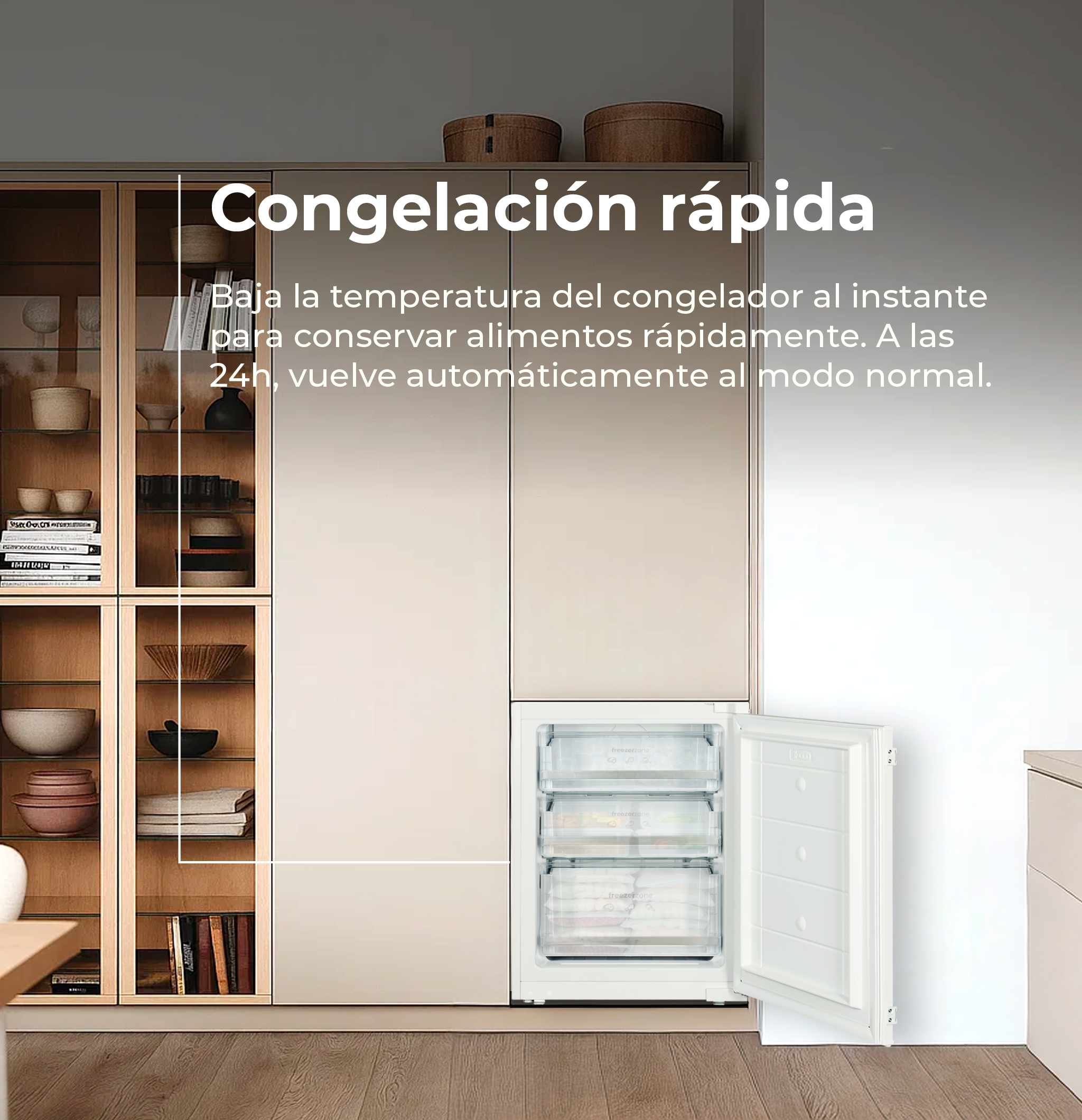 Un congelador blanco con la puerta abierta. Se ven armarios y decoración a la izquierda.