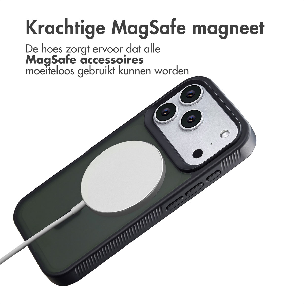 Een telefoonhoesje met een MagSafe-oplader bevestigd. De telefoon is donkergroen en de oplader is zilver. De tekst bovenaan luidt 'Krachtige MagSafe magneet'.