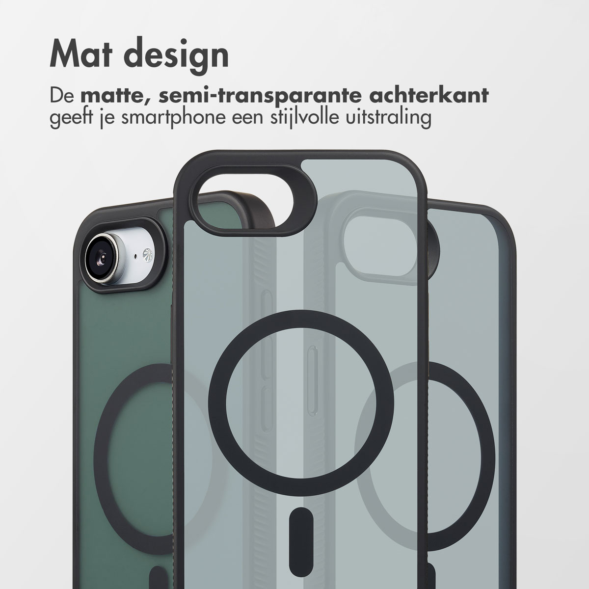 Tre custodie per telefoni con un design opaco. Le custodie sono nere e trasparenti, con un design ad anello al centro.