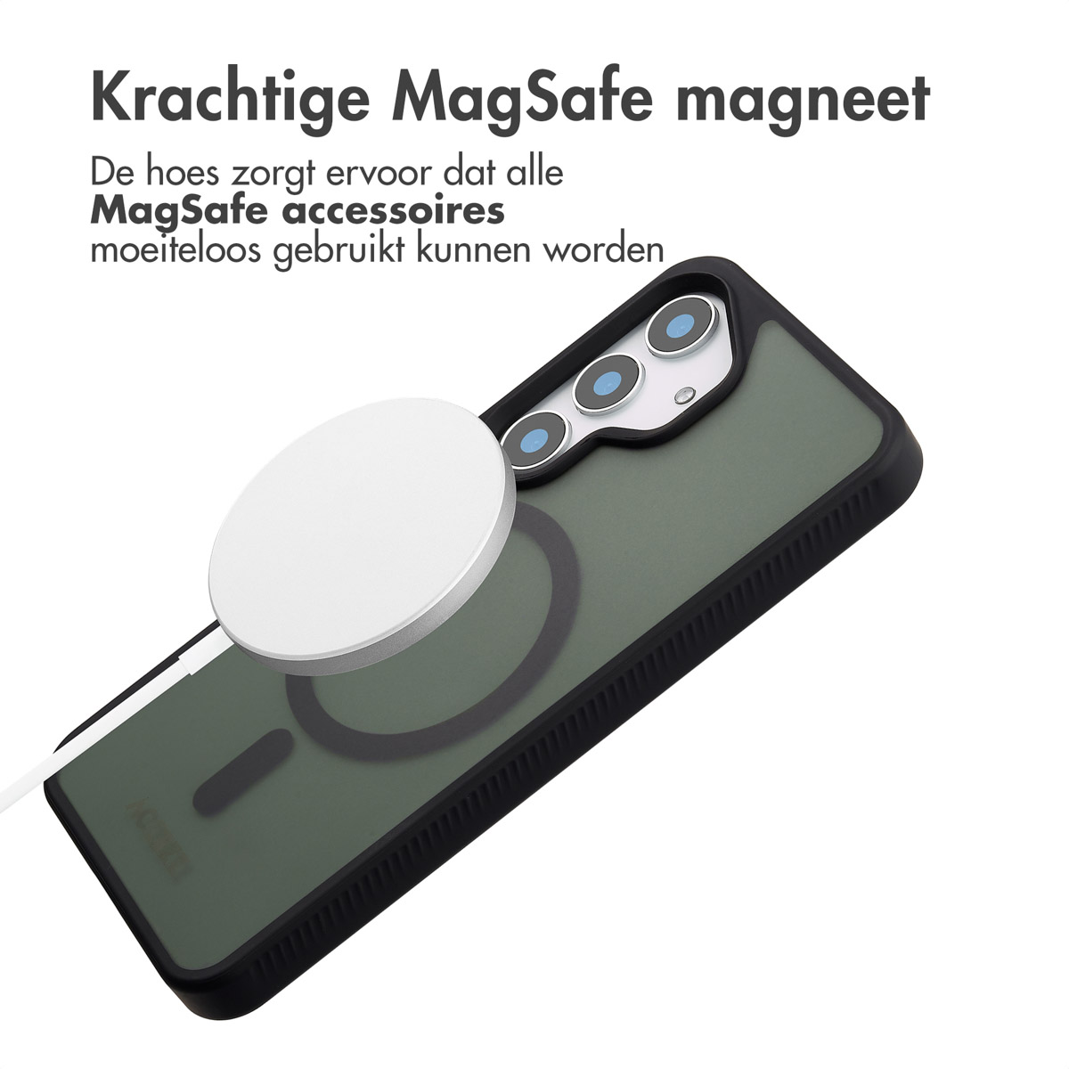 Een telefoonhoesje met een MagSafe-oplader eraan. De telefoon is groen en heeft een zwarte rand.
