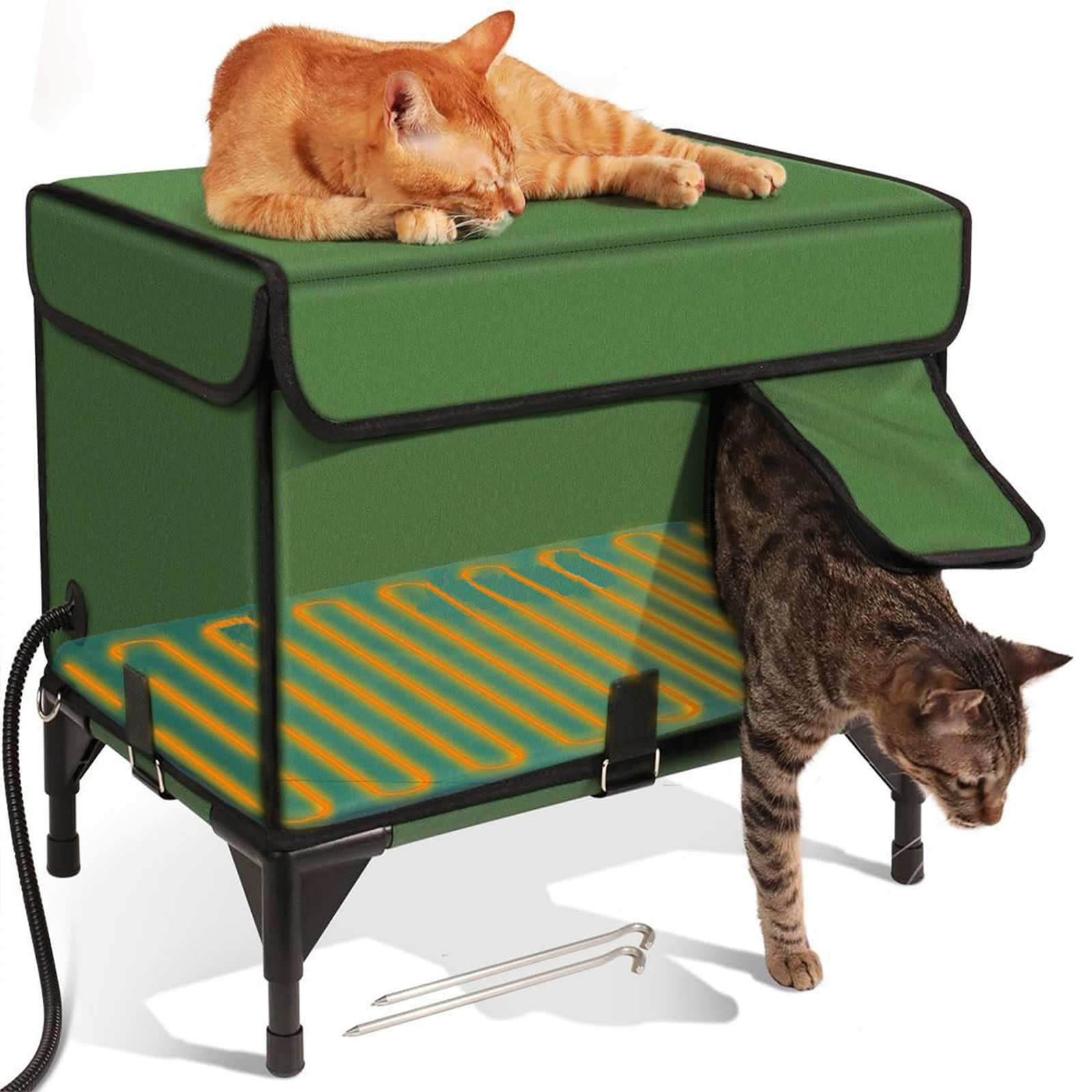 Eine Katze ruht auf einem grünen, beheizten Katzenhaus. Eine andere Katze betritt das Haus. Das Haus hat ein Heizkissen.