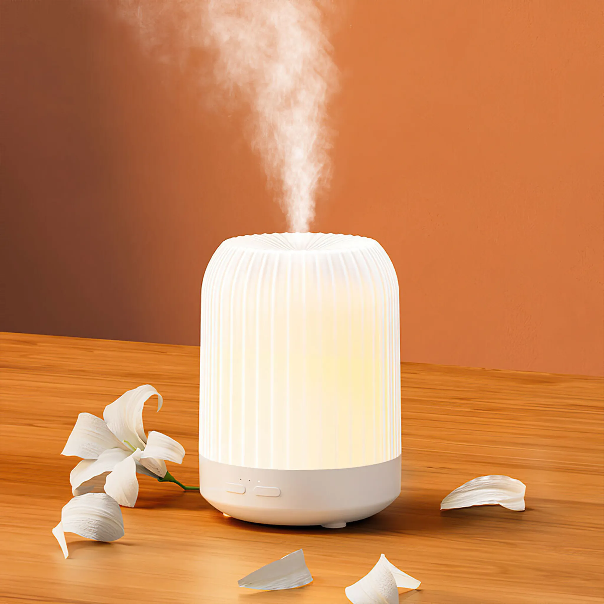 Ein weißer Diffusor verströmt Dampf auf einem Holztisch mit Lilienblättern. Der Hintergrund ist orange.