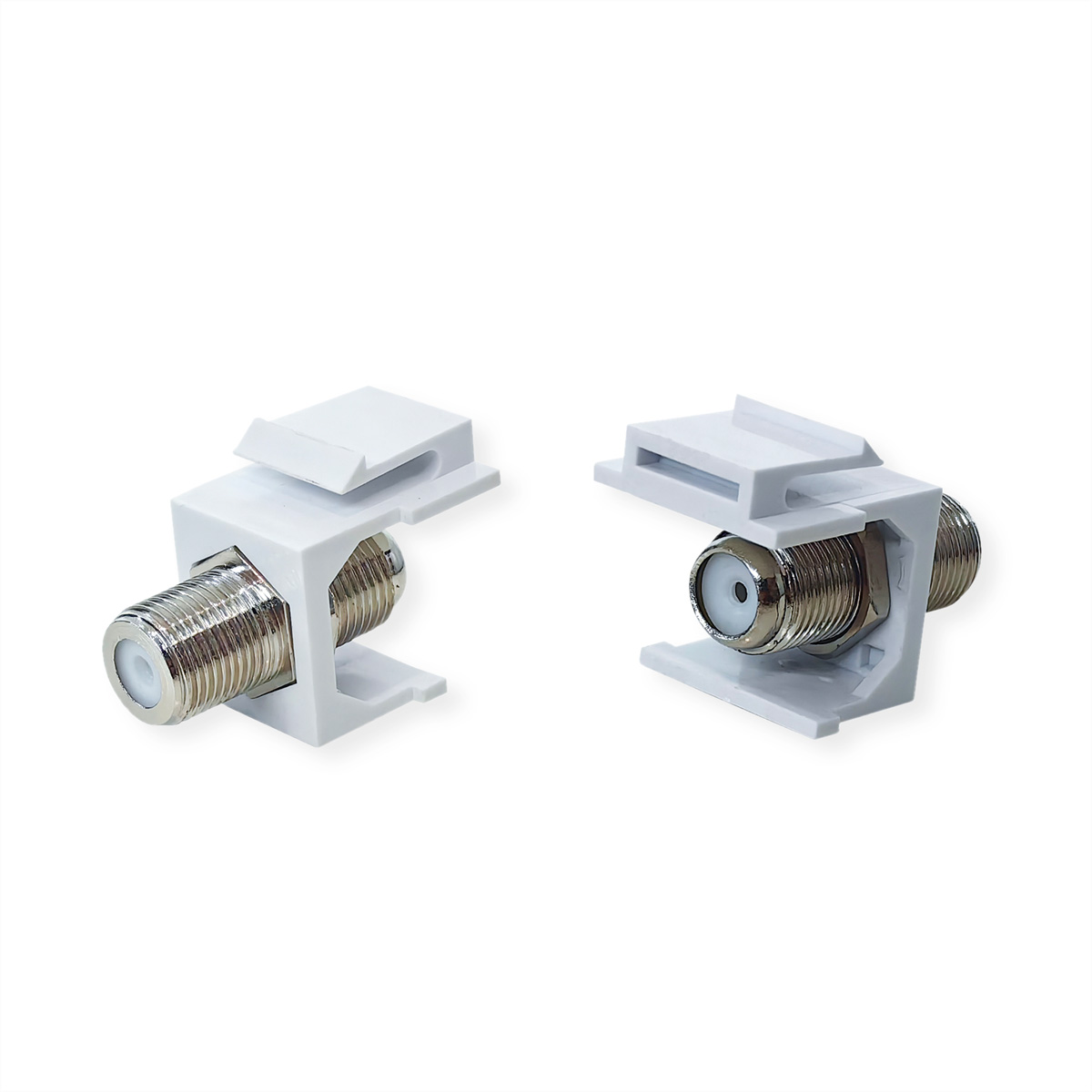 Zwei weiße F-Stecker-Wandplatten mit silbernen Anschlüssen. Sie befinden sich auf weißem Hintergrund. Einer ist zur Kamera abgewinkelt.
