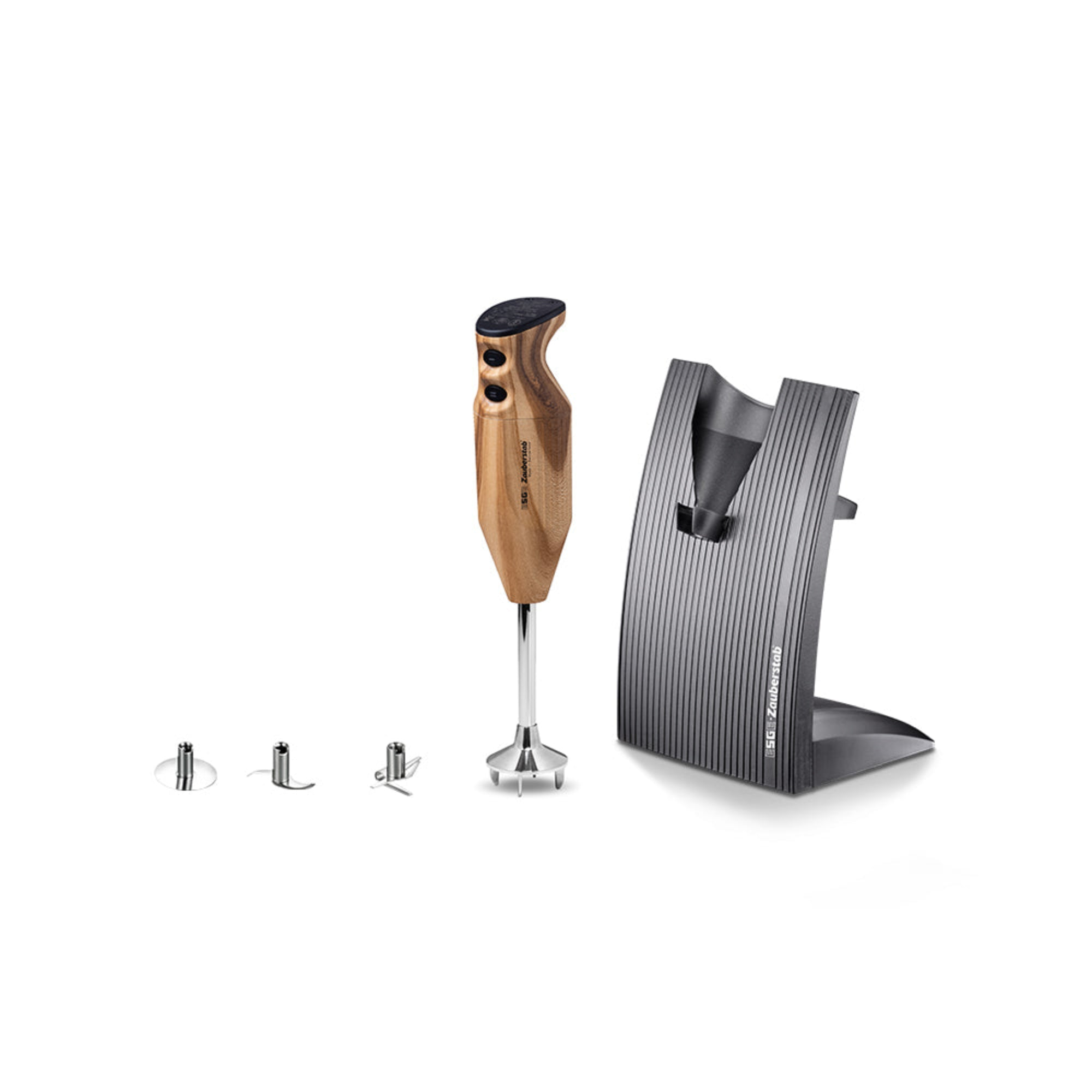 Ein Stabmixer mit Holzgriff, drei Klingen und einem Ständer auf weißem Hintergrund.