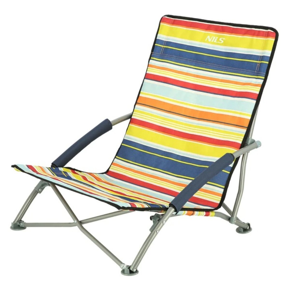 Ein farbenfroher gestreifter Strandstuhl auf weißem Hintergrund. Der Stuhl hat ein Metallgestell und gepolsterte Armlehnen.