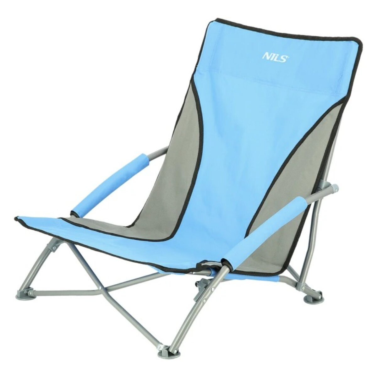 Ein blau-grauer NILS-Strandstuhl mit silbernem Rahmen. Der Stuhl ist geöffnet und einsatzbereit, mit Armlehnen.