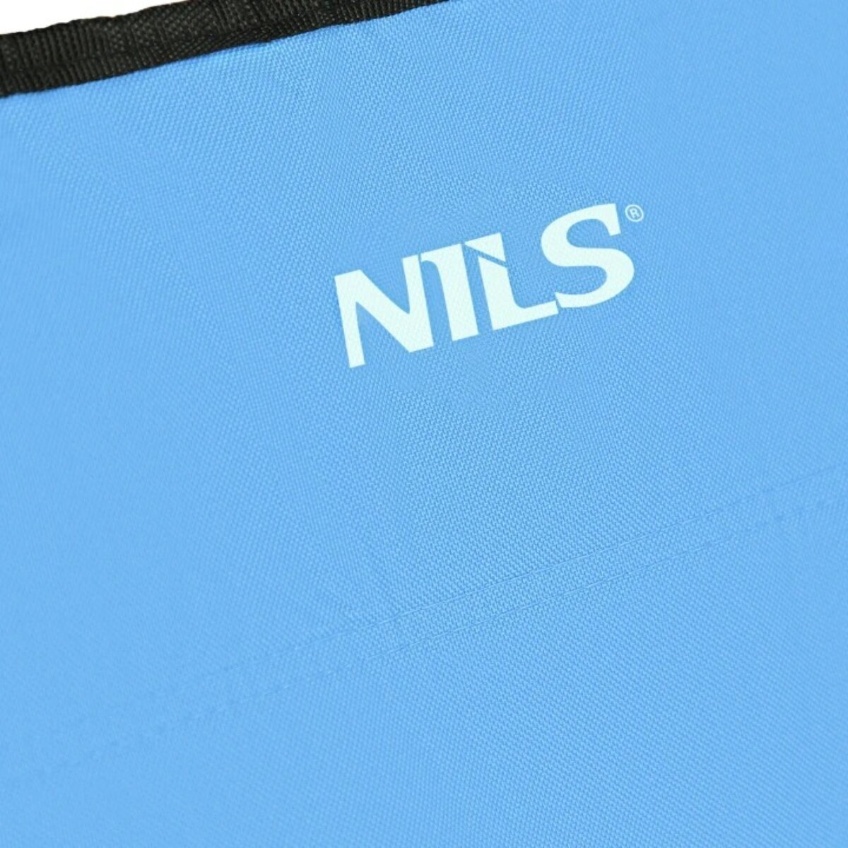Nahaufnahme eines hellblauen Stoffes mit dem weißen Wort 'NILS'. Schwarzer Rand oben.