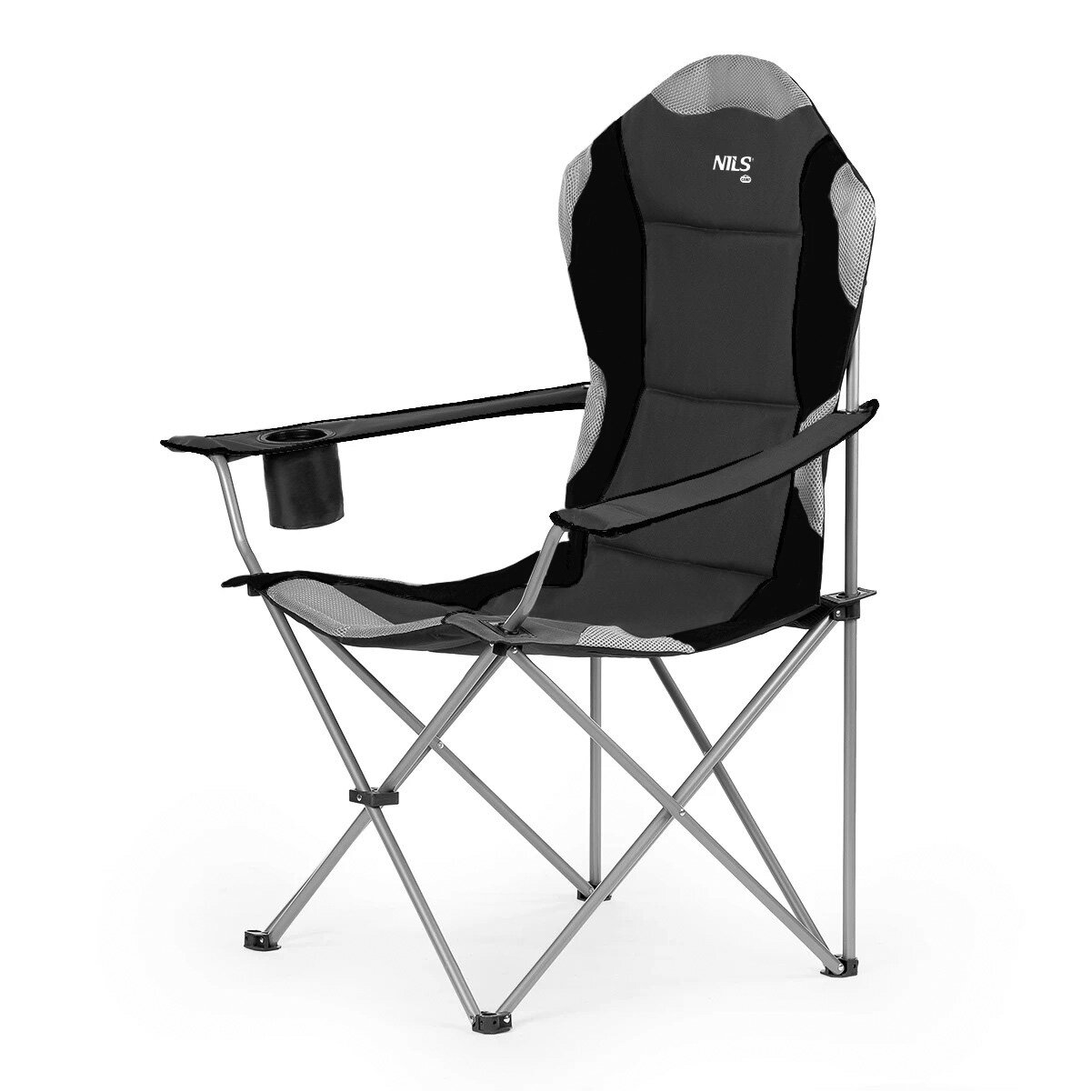 Ein zusammenklappbarer Campingstuhl mit Getränkehalter. Er hat eine schwarze Sitzfläche und Rückenlehne sowie ein silberfarbenes Metallgestell. Die Marke NILS ist sichtbar.