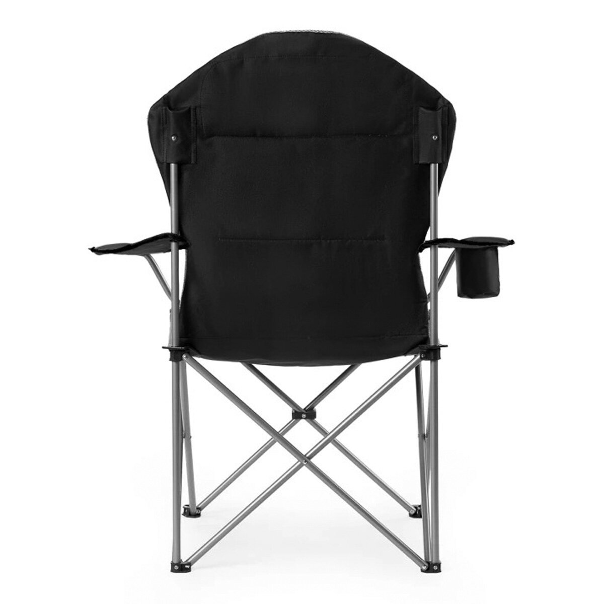 Ein schwarzer Klapp-Campingstuhl mit Getränkehalter. Der Stuhl wird von hinten vor weißem Hintergrund gesehen.