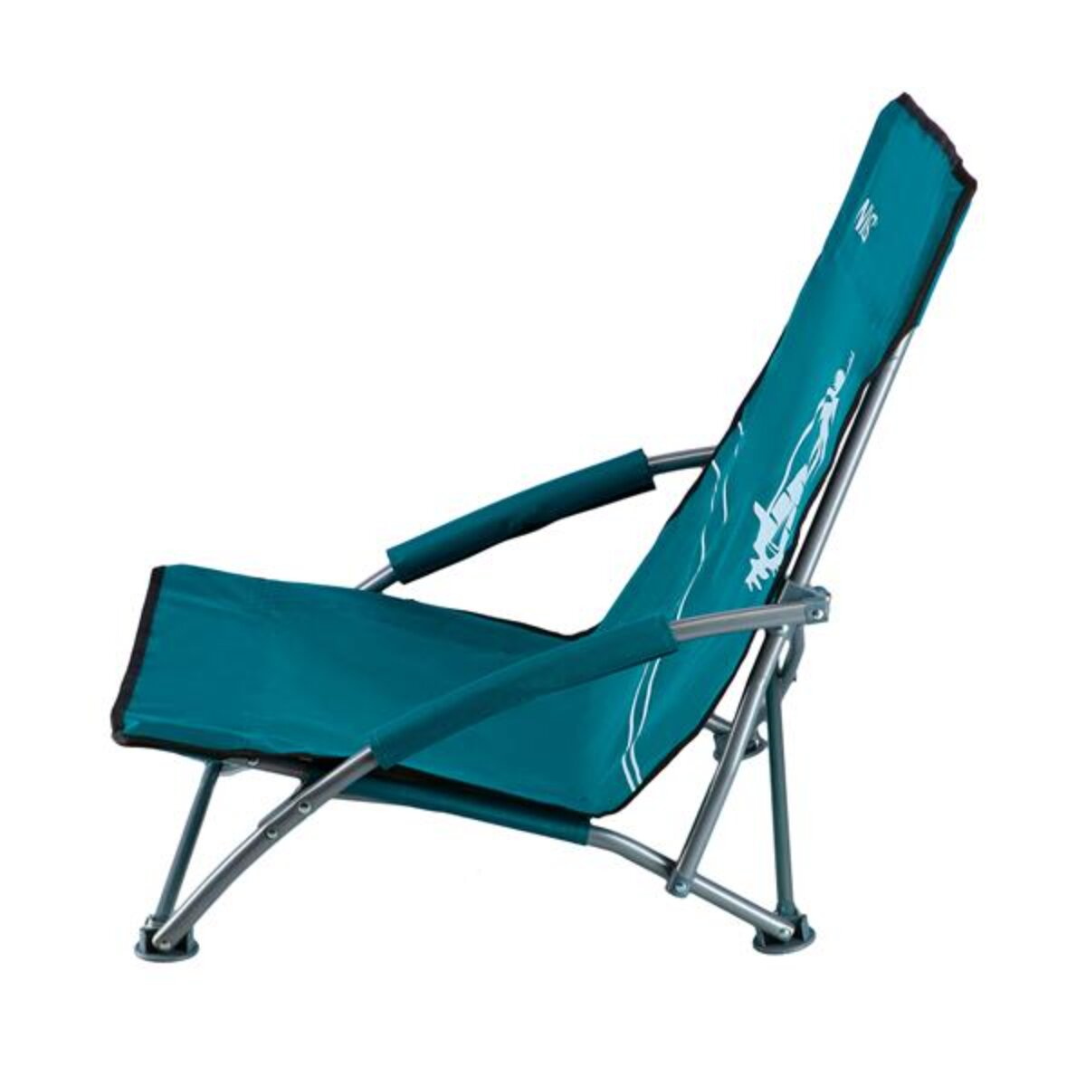 Une chaise de plage turquoise avec un cadre argenté est inclinée vers la gauche. La chaise a des accoudoirs et un logo sur le dossier. Le fond est blanc.