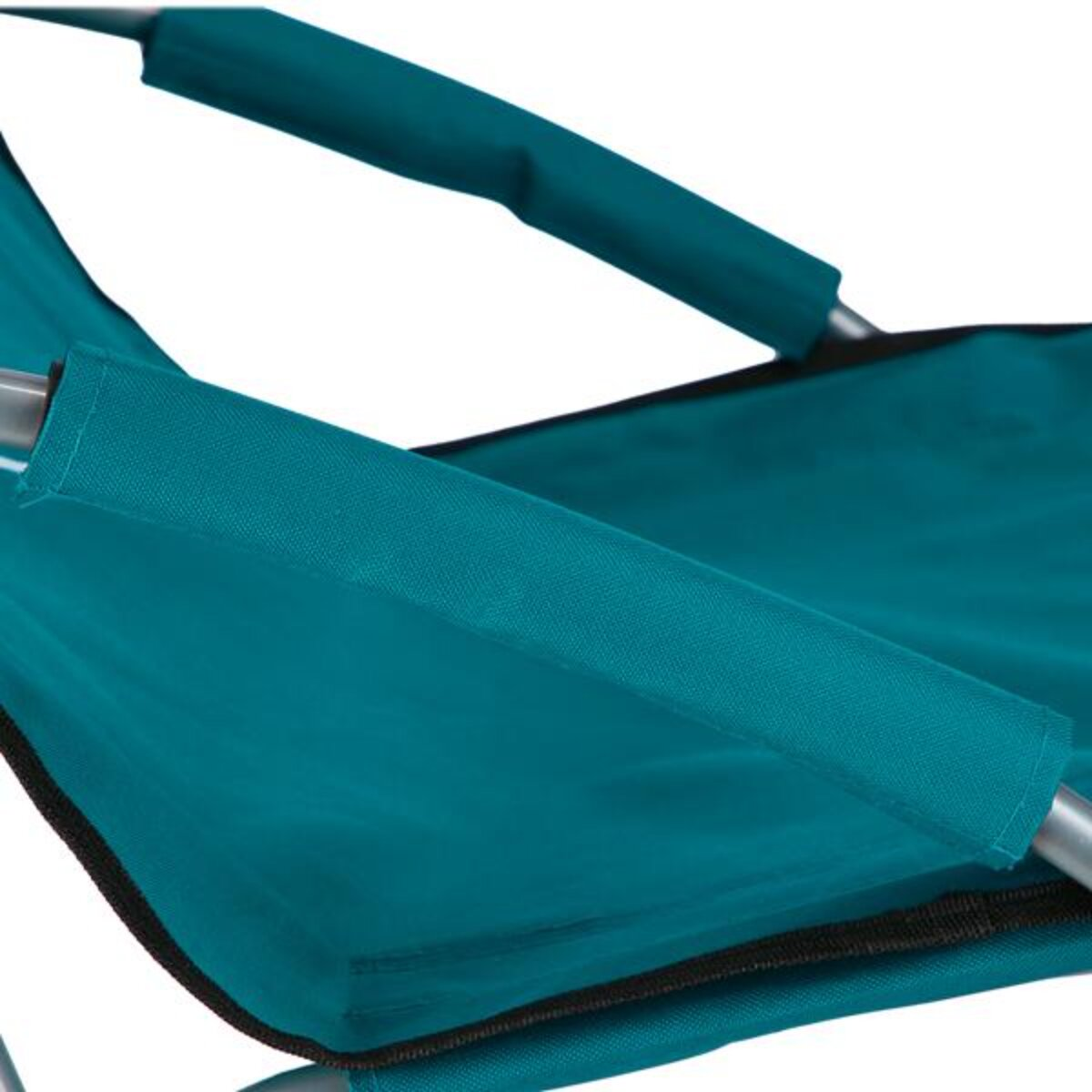 Gros plan sur une chaise pliante turquoise. Les accoudoirs et l'assise de la chaise sont visibles, avec une bordure noire.